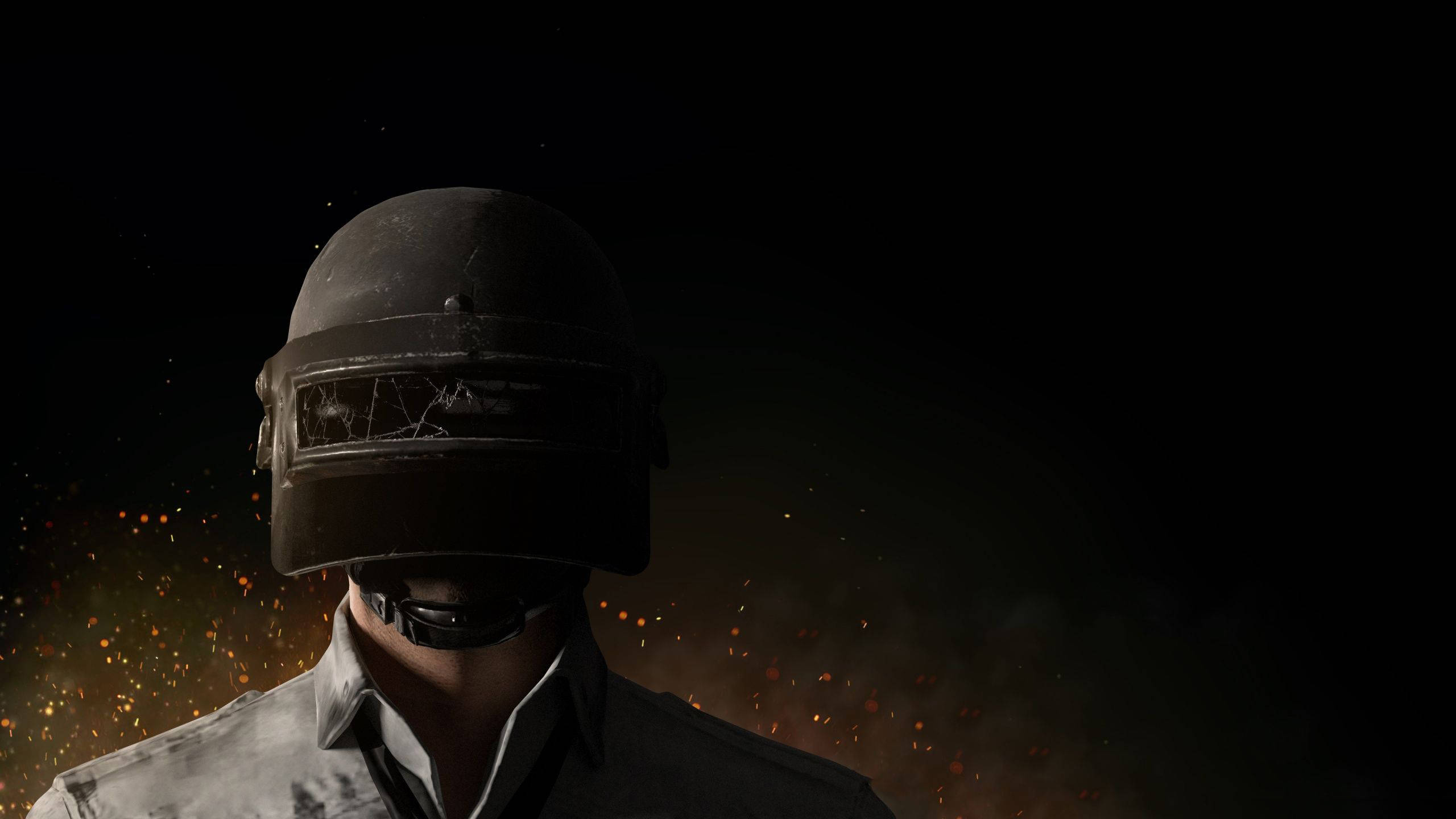 PUBG 桌布 壁紙 — 一名戴著破裂頭盔的士兵站在黑暗背景下，周圍漂浮著發光的餘燼。