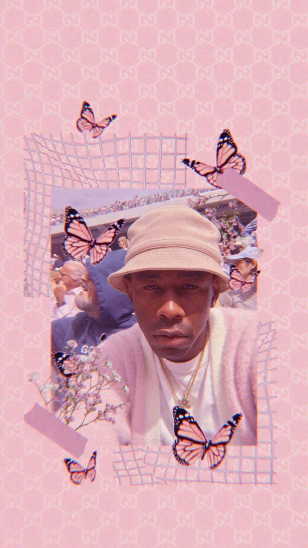 tyler the creator 桌布 壁紙 — 一名戴著米色漁夫帽和穿著粉紅色毛衣的男子，被蝴蝶和Gucci圖案背景框住。