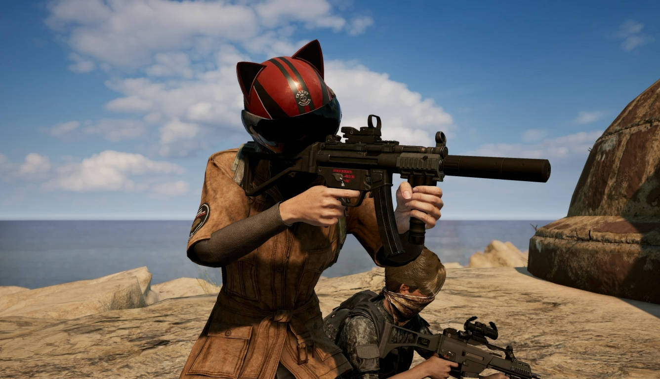 PUBG 桌布 壁紙 — 一名戴著紅色貓耳頭盔的士兵在晴朗藍天下，從岩石懸崖上俯瞰海洋，瞄準步槍。