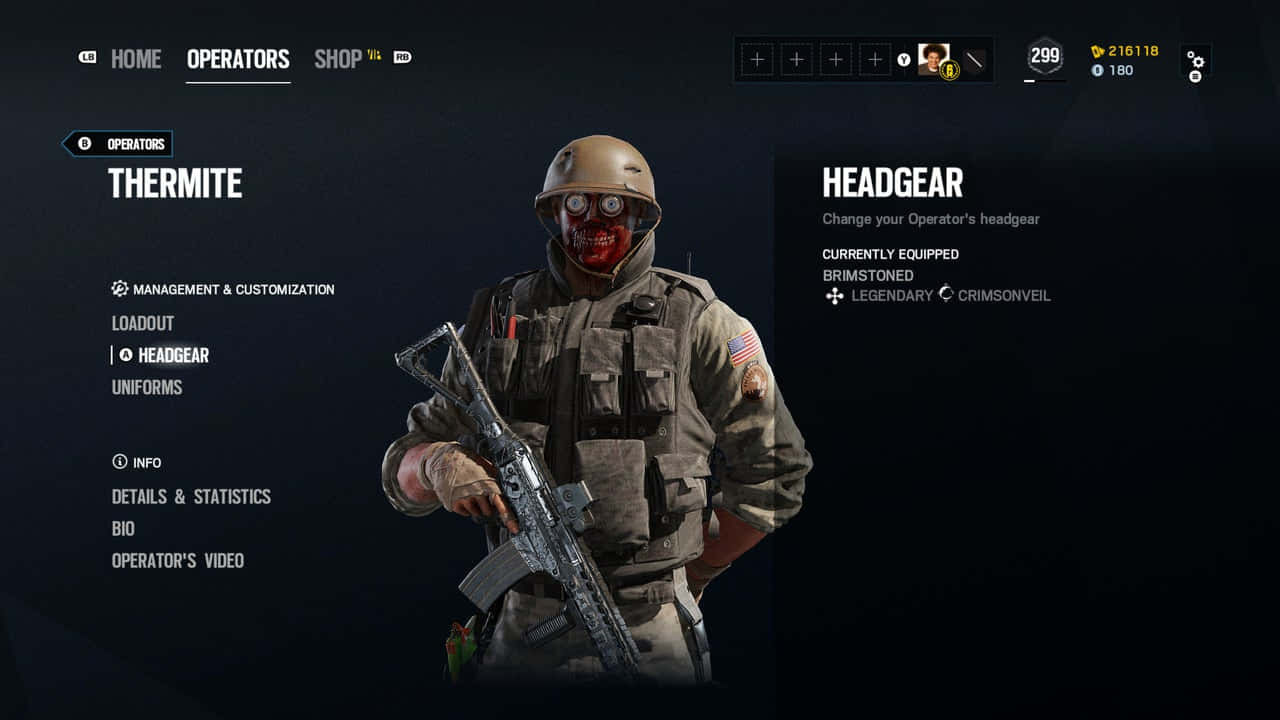 Rainbow Six Siege Thermite 桌布 壁紙 — 一名戴著紅色骷髏面具和頭盔的士兵，在黑暗的遊戲選單背景下持步槍。