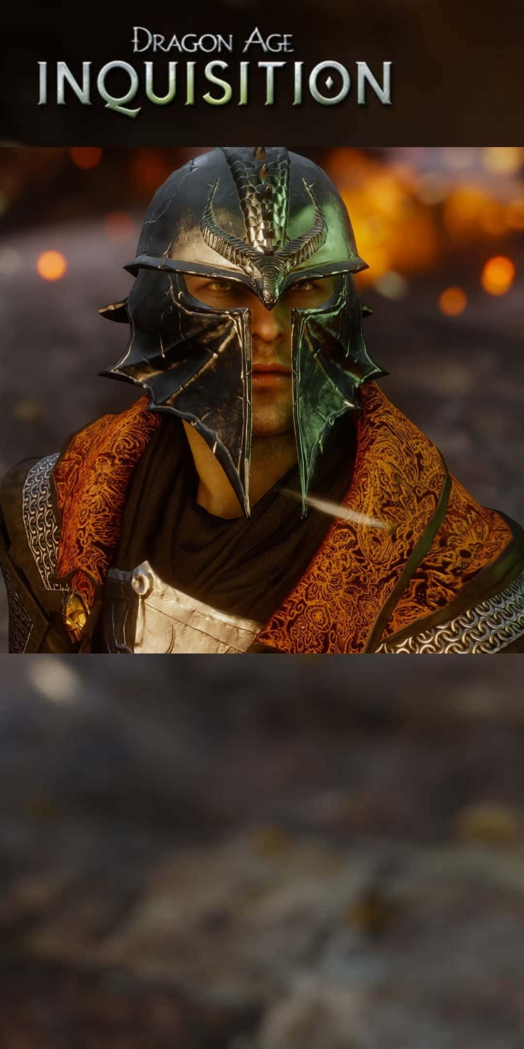 Pixel 3 Dragon Age Inquisition 桌布 壁紙 — 一名戴著華麗綠色和黑色頭盔、眼睛發光的戰士，在熾熱模糊的背景中強烈凝視。