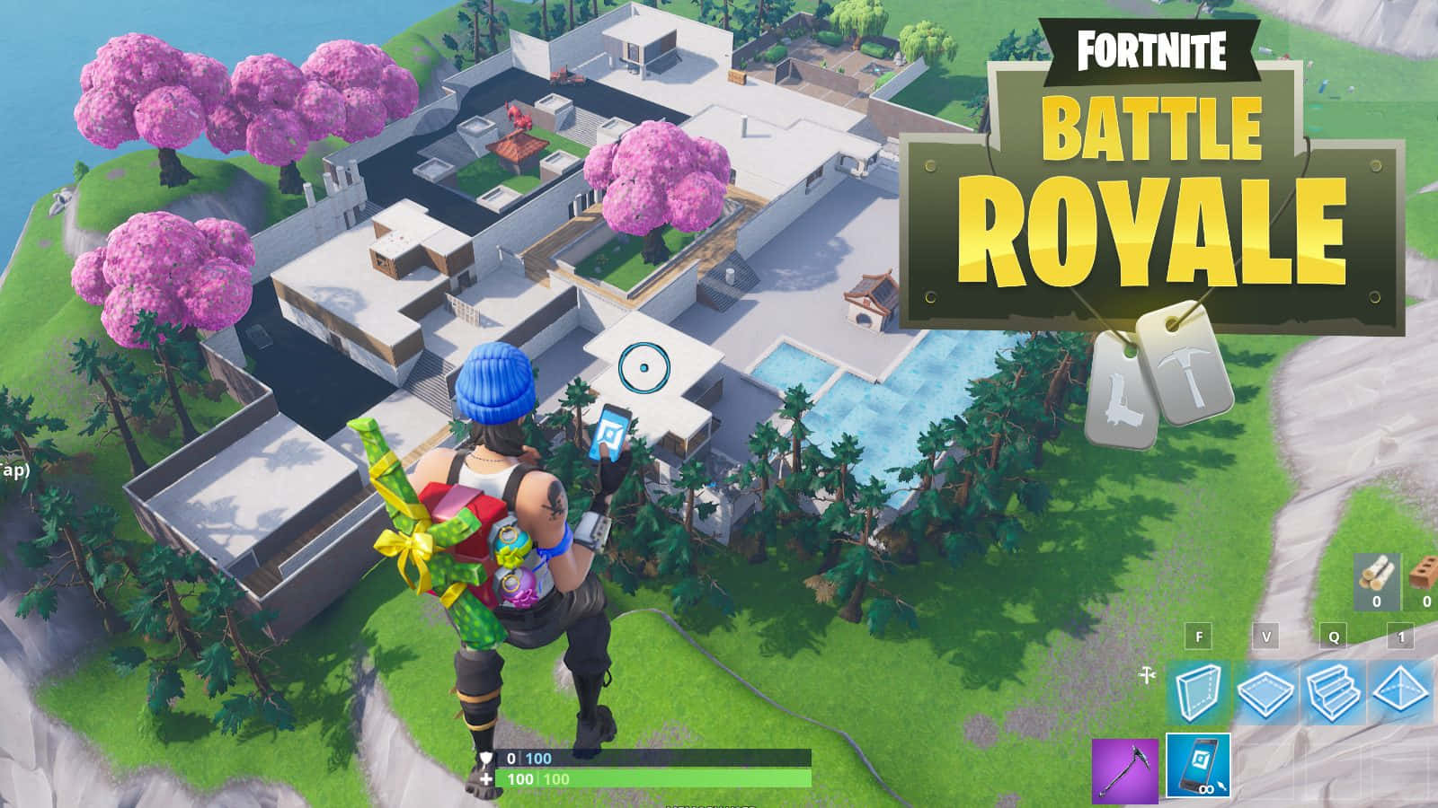 Creative Mode 桌布 壁紙 — 一名戴著藍色頭盔的Fortnite Battle Royale玩家站在懸崖上，俯瞰著一座現代白色別墅，別墅周圍有粉紅色的樹木和一個游泳池。