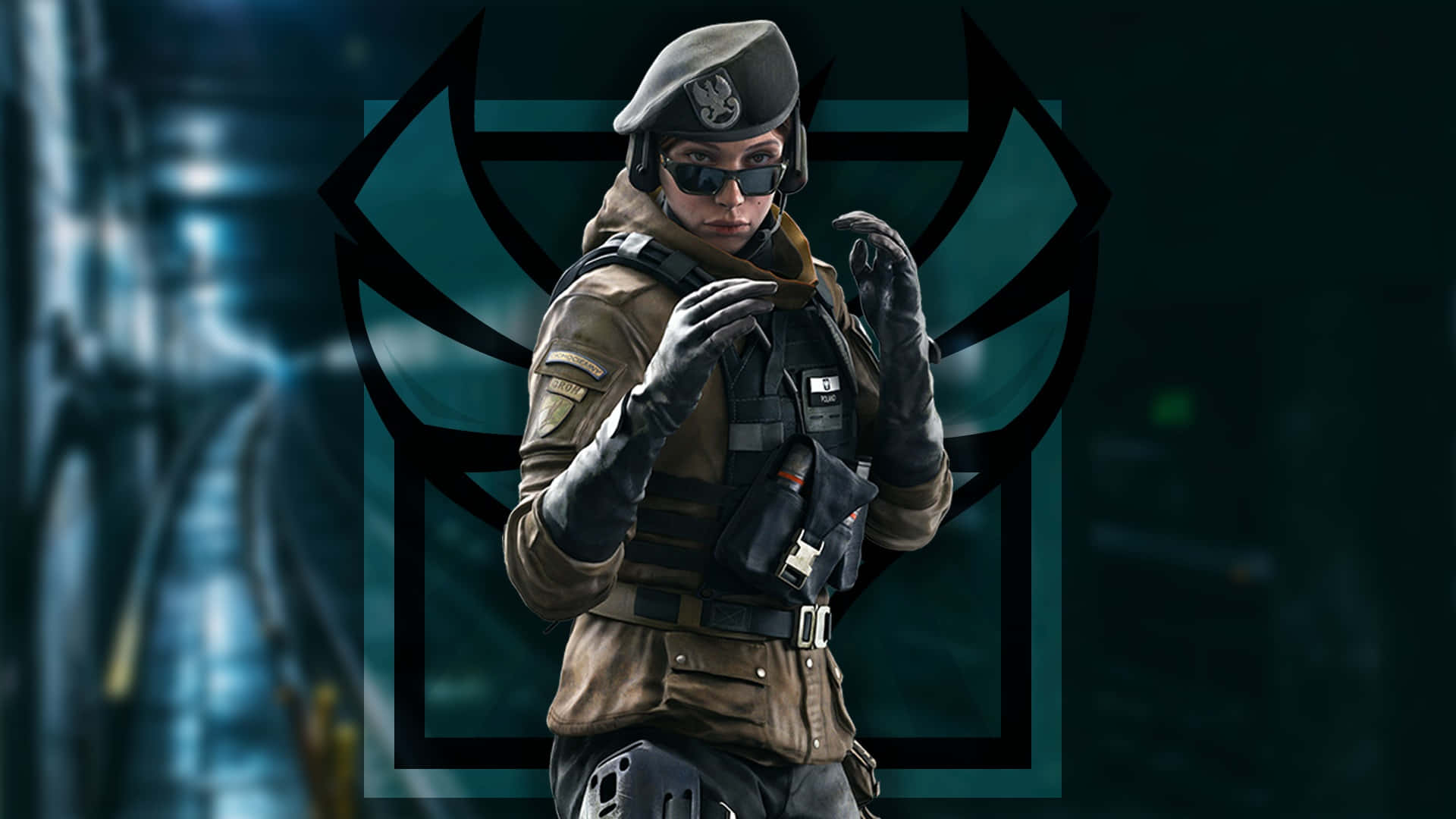 Zofia R6 桌布 壁紙 — 一名戴著貝雷帽和太陽眼鏡的戰術士兵自信地站在帶有黑色徽章的發光藍色未來背景前。