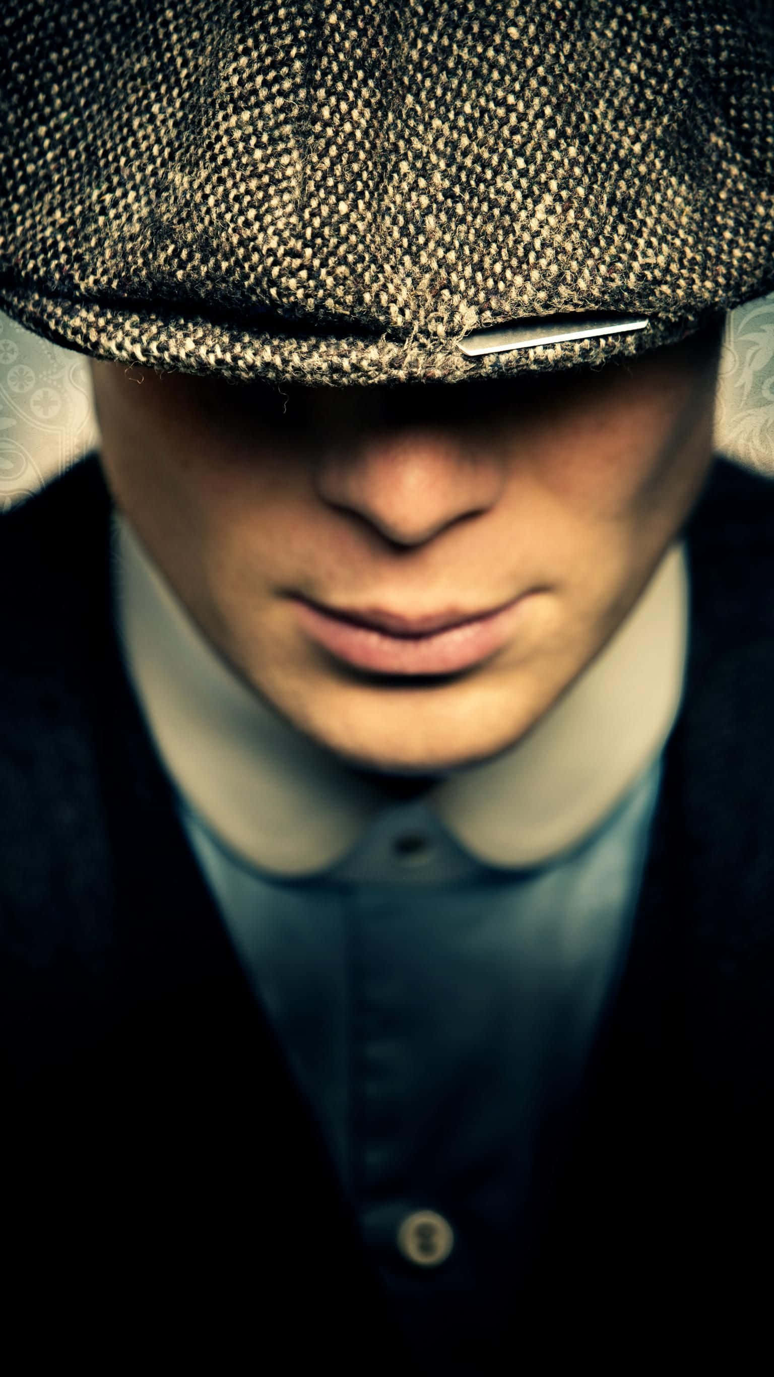 Peaky Blinders 桌布 壁紙 — 一名戴著質感平頂帽及有領襯衫、表情嚴肅的男子特寫。