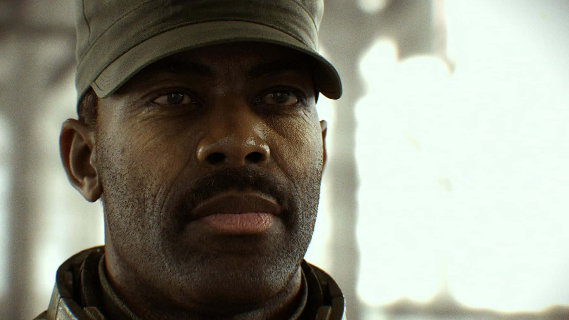 Sergeant Johnson 桌布 壁紙 — 一名戴著軍帽、眼神銳利、皮膚飽經風霜的嚴肅黑人男子在柔和燈光下的特寫。