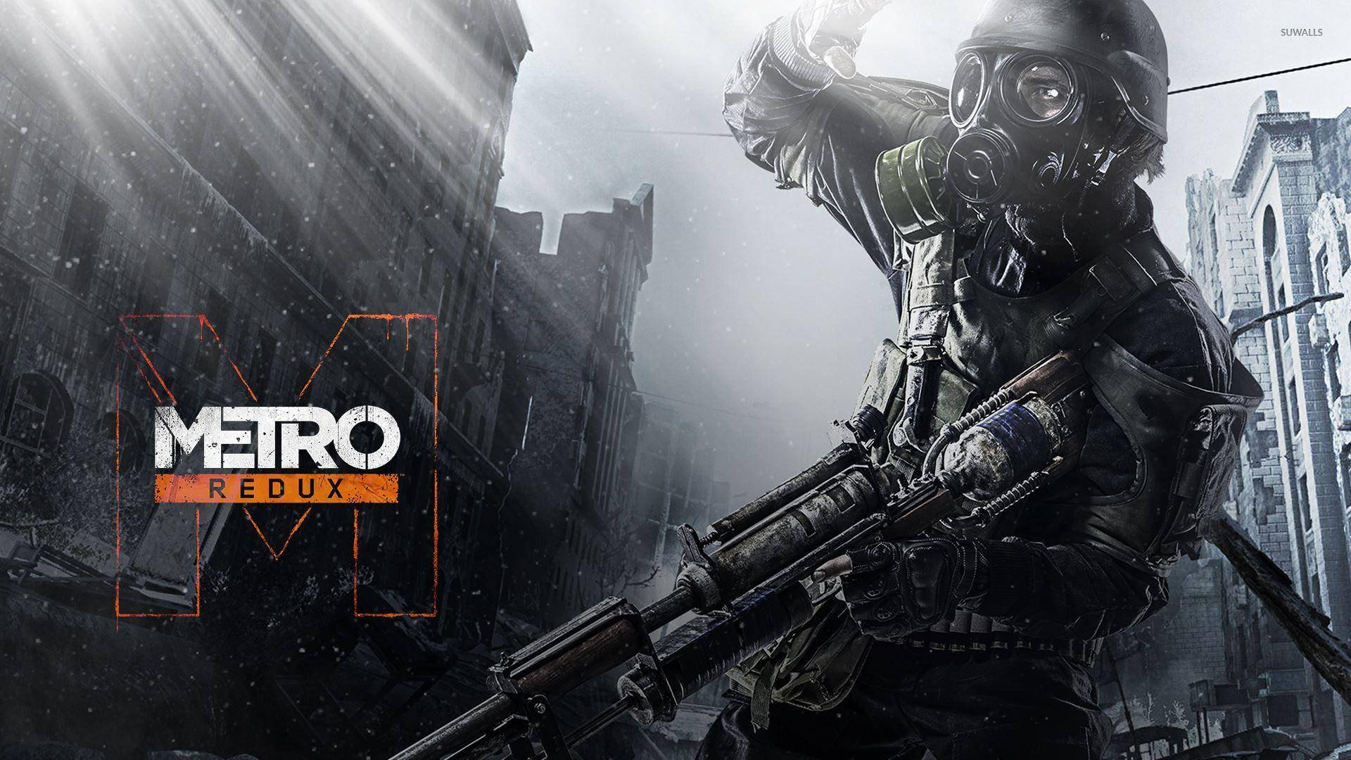 Metro 2033 Redux HD 壁紙 — 一名戴著防毒面具和戰術裝備的士兵在雪中廢墟城市中，在戲劇性的燈光下準備好步槍。