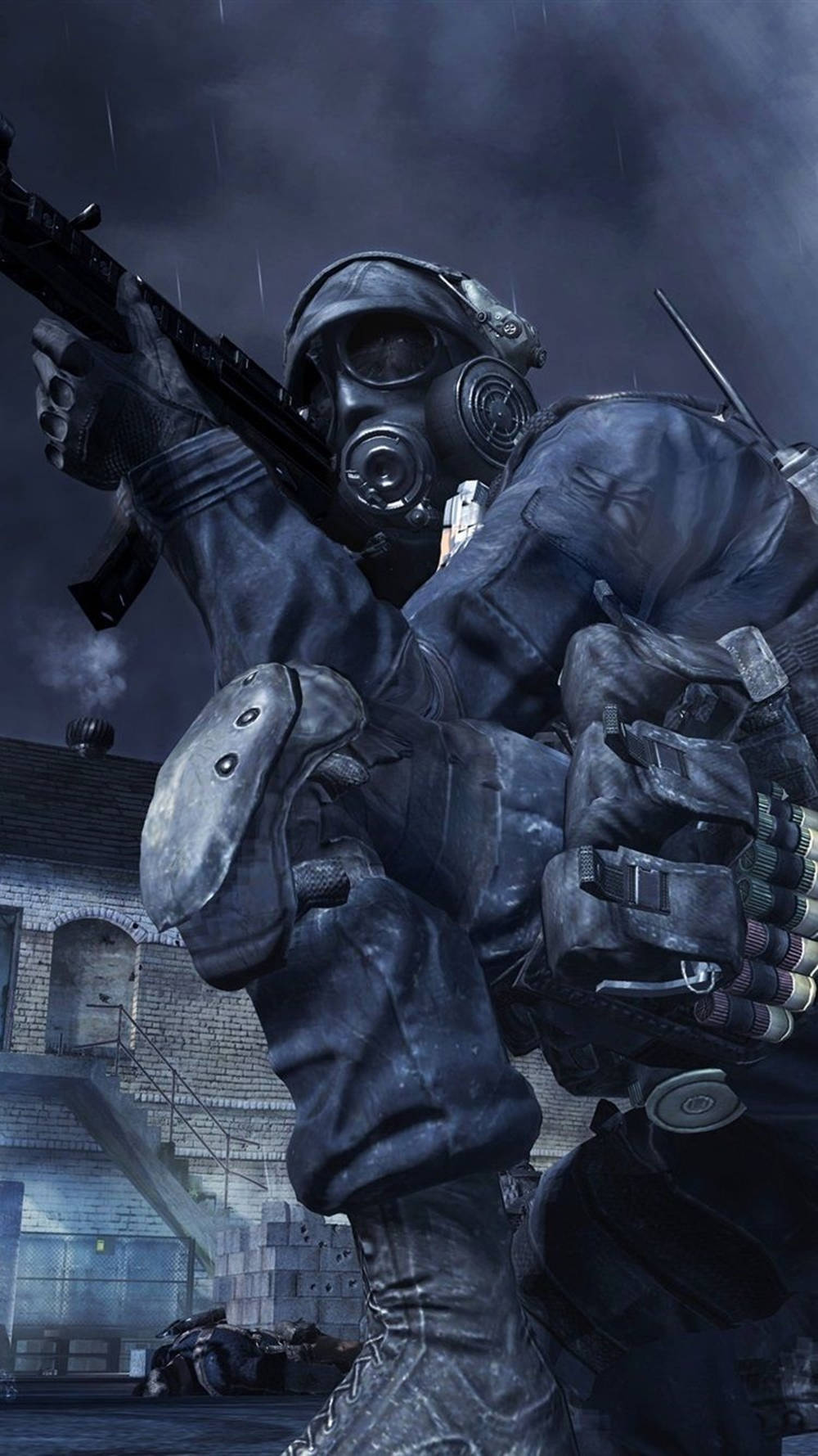 Call Of Duty Modern Warfare iPhone 桌布 壁紙 — 一名戴著防毒面具和戰術裝備的士兵在磚砌建築附近、暴風雨天空下瞄準步槍。