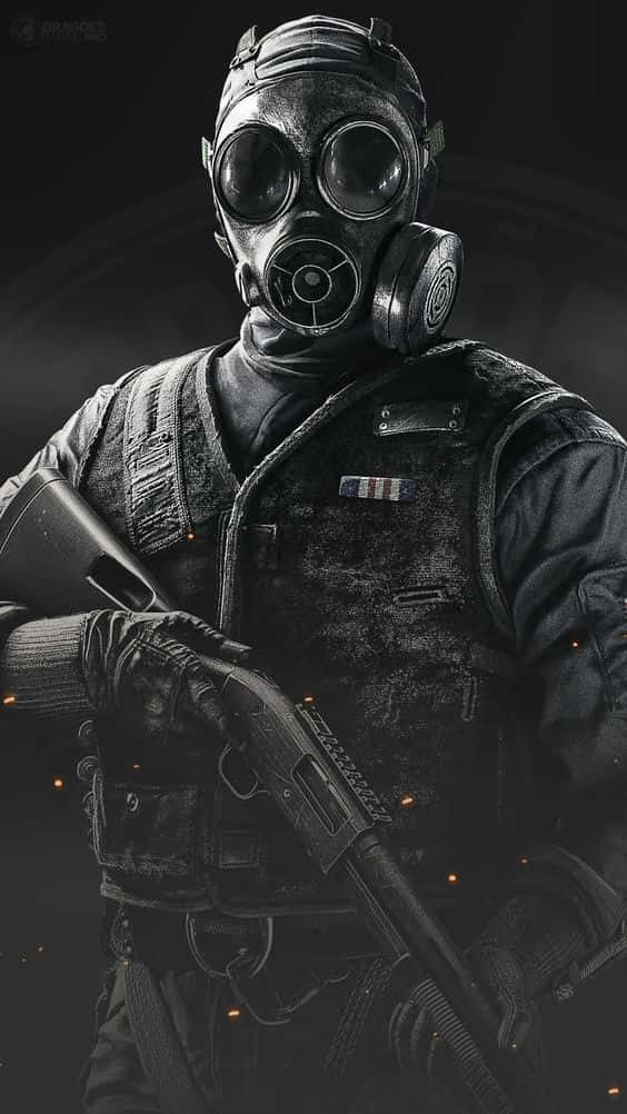 Rainbow Six Siege Thatcher 桌布 壁紙 — 一名戴著防毒面具和戰術裝備的士兵，在黑暗煙霧背景中手持步槍，周圍有發光的餘燼。