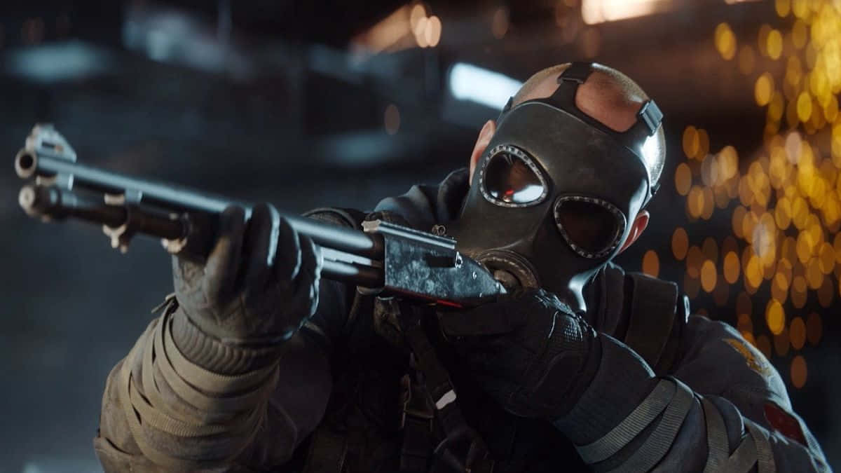 Rainbow Six Siege Sledge 桌布 壁紙 — 一名戴著防毒面具的士兵在模糊的城市背景下，金色散景燈光中，專注地瞄準一把霰彈槍。