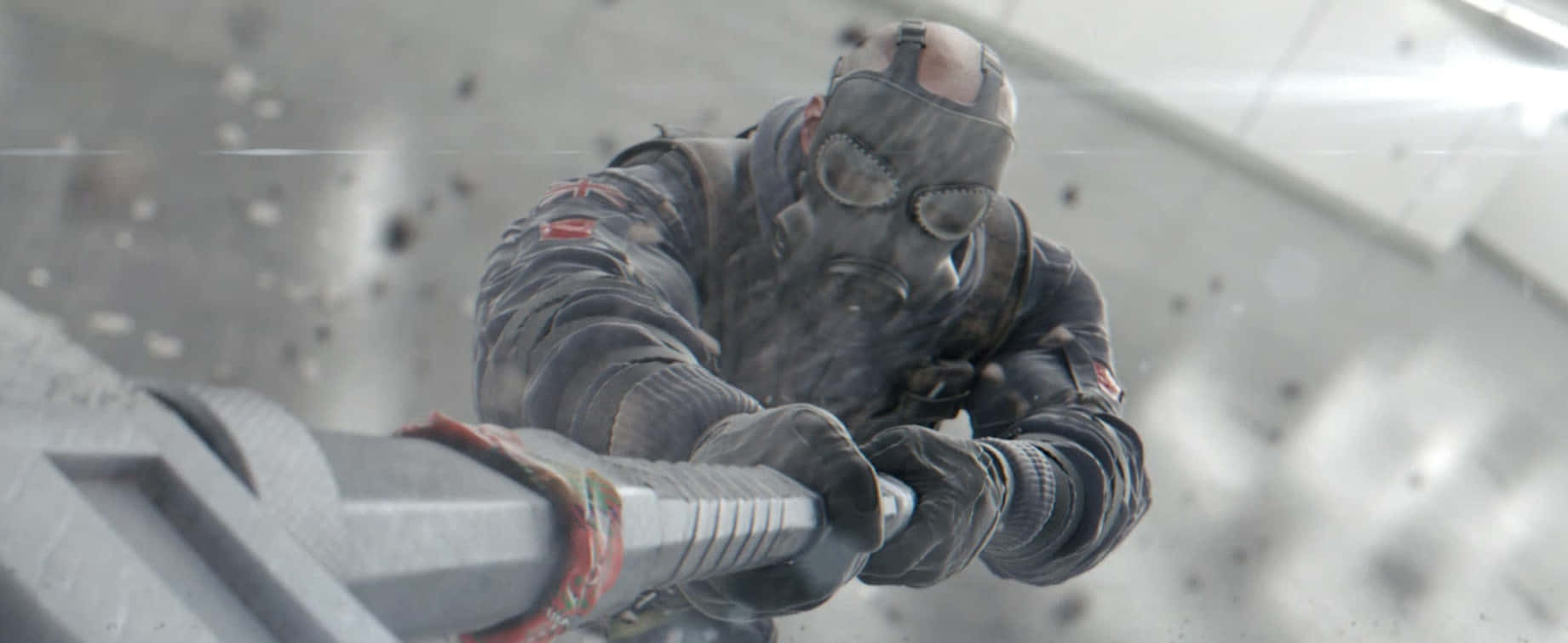 Rainbow Six Siege Sledge 桌布 壁紙 — 一名戴著防毒面具的士兵在瓦礫和灰塵中緊握金屬管，身處嚴峻的城市戰鬥場景。