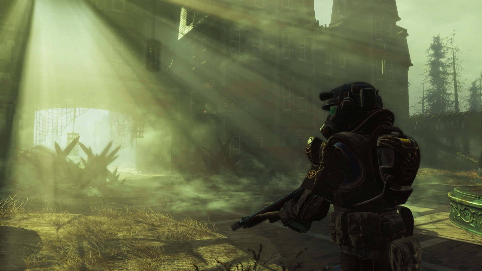 Fallout 4 Power Armor 桌布 壁紙 — 一名戴著防毒面具的士兵站在陽光普照、雜草叢生的廢墟中，光線穿透霧氣。