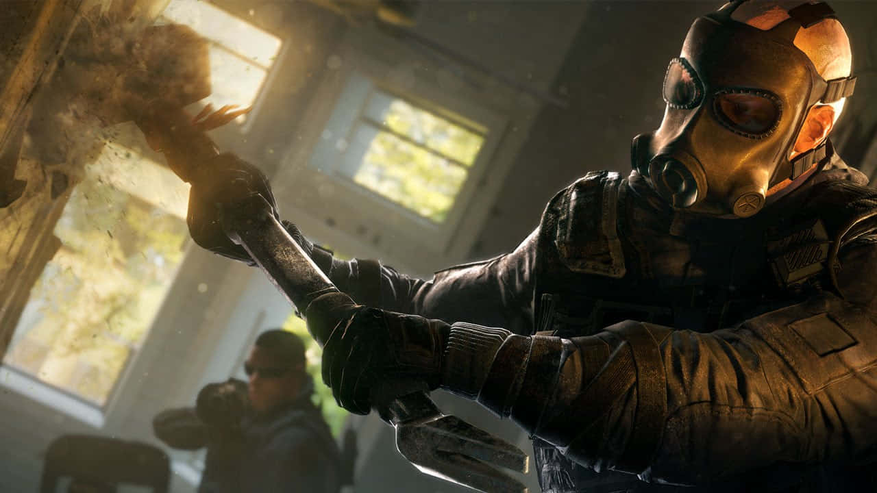 Rainbow Six Siege Sledge 桌布 壁紙 — 一名戴著面具、身穿戰術裝備的士兵，在陽光照射的廢棄建築物中用大錘砸穿牆壁。