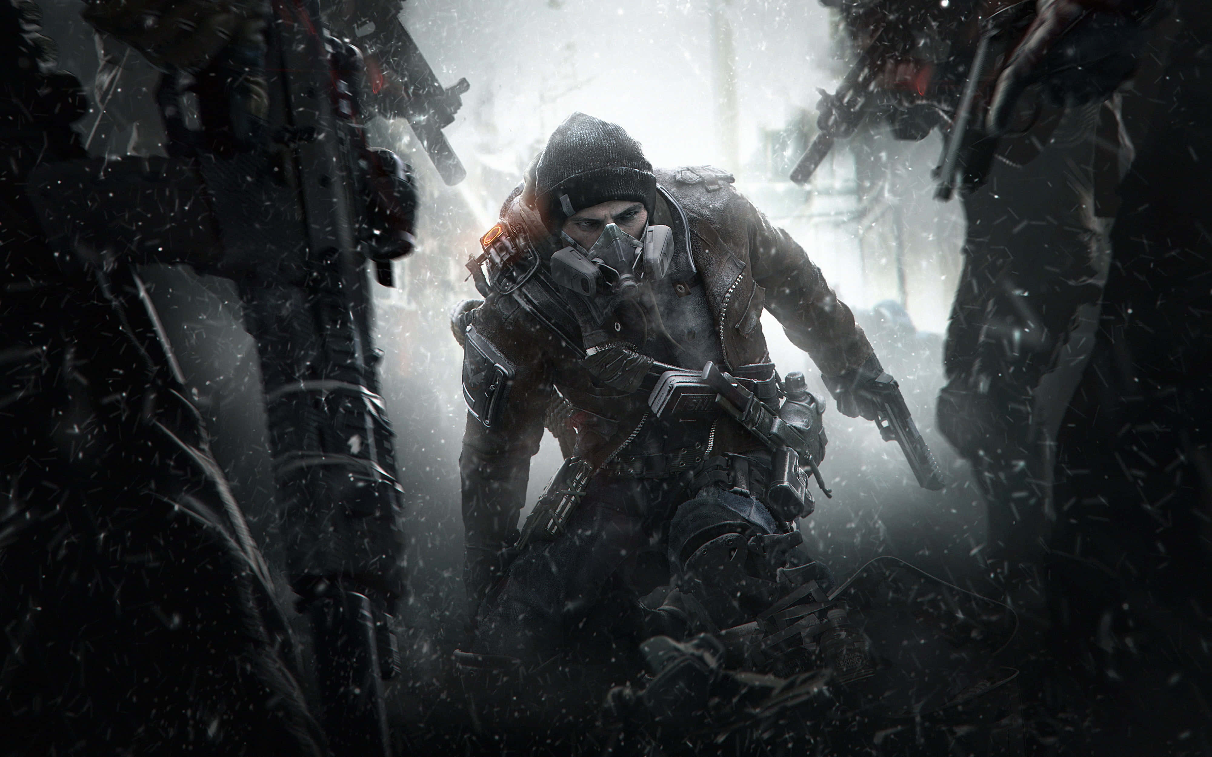 Survival Games 桌布 壁紙 — 一名戴著面具、身穿重型裝備的士兵在雪地戰場上前進，四周圍繞著武裝敵人，呈現一場殘酷的戰爭場景。