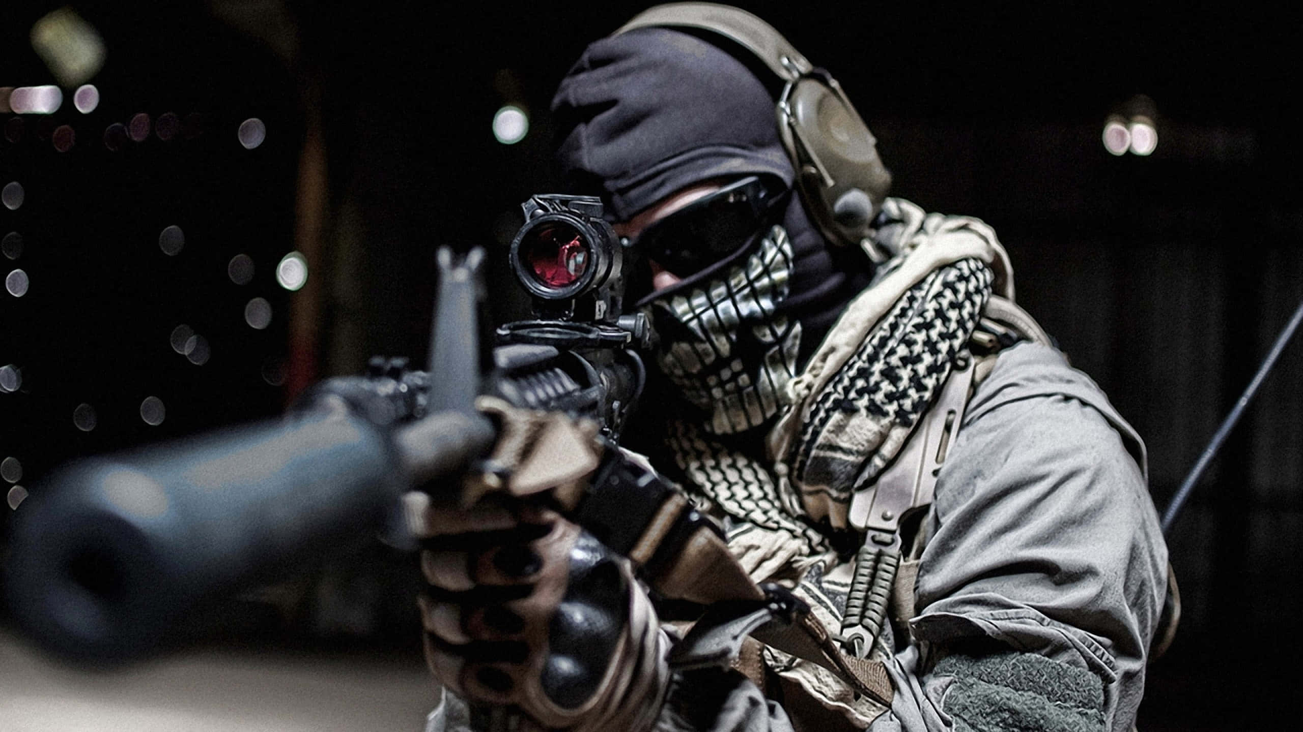 Call Of Duty Soldiers 桌布 壁紙 — 一名戴著面具的士兵身穿戰術裝備，在黑暗模糊的背景中，用紅點瞄準鏡瞄準步槍。