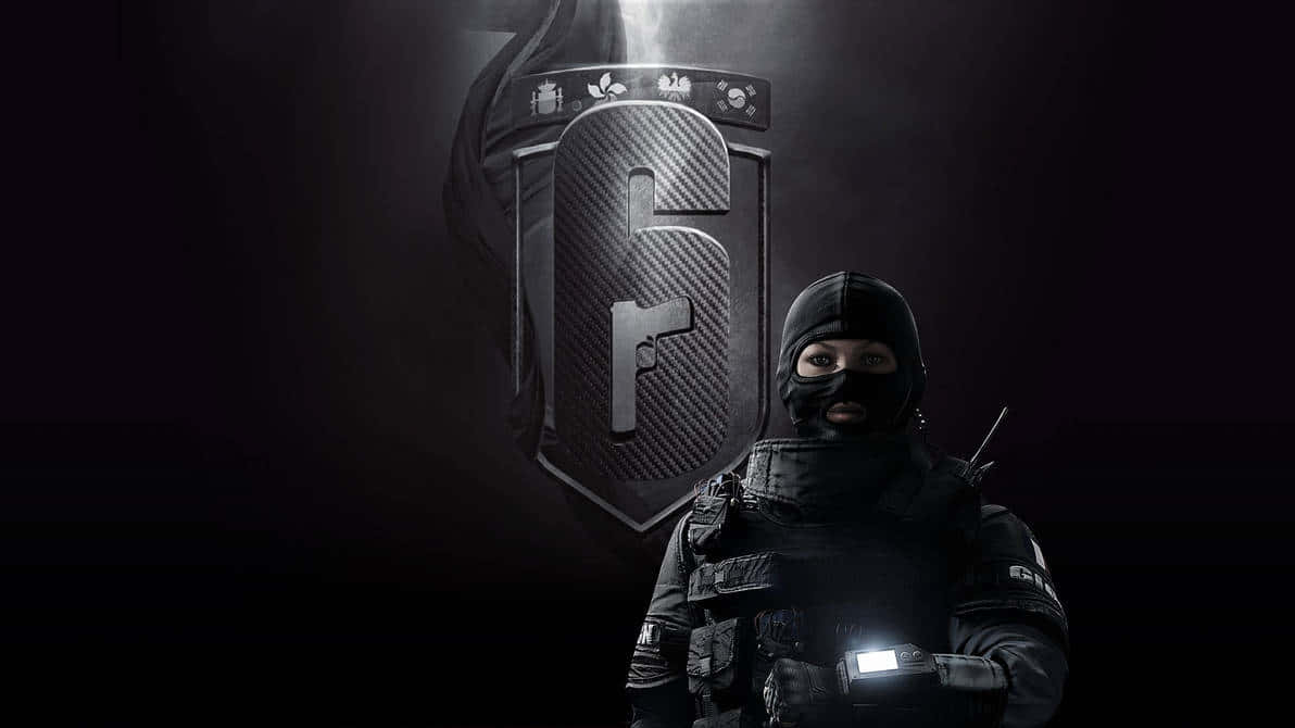 Rainbow Six Siege Twitch 桌布 壁紙 — 一名戴著面具的士兵身穿戰術裝備，站在黑暗電影場景中發光的碳纖維徽章前。