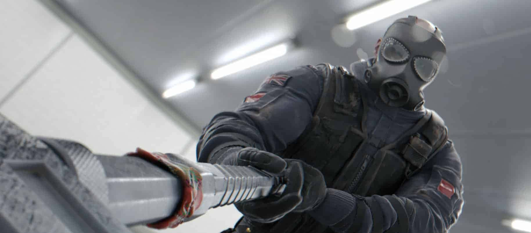 Rainbow Six Siege Sledge 桌布 壁紙 — 一名戴著面具的士兵身穿戰術裝備，在光線刺眼的螢光燈工業走廊中緊握著一條管道。