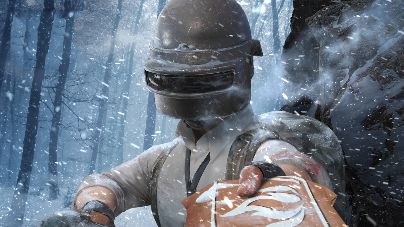 PUBG 桌布 壁紙 — 一名戴著頭盔和戰術裝備的士兵站在雪地森林中，手持一個袋子，雪花在他周圍飄落。