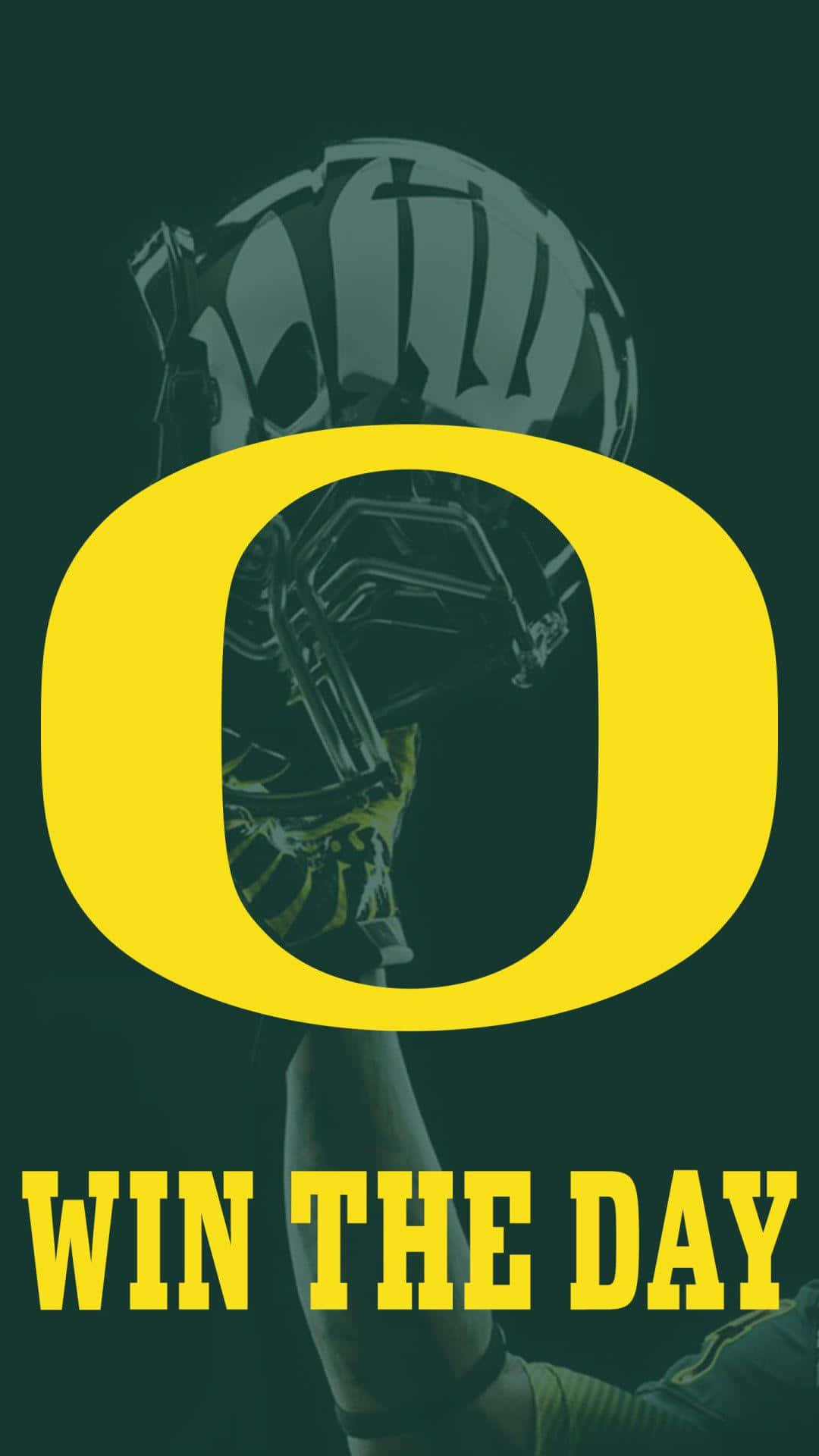 Oregon Ducks 桌布 壁紙 — 一名戴著頭盔的美式足球運動員在深綠色背景上舉起一個大型黃色 'O' 標誌，下方有 'WIN THE DAY' 文字。