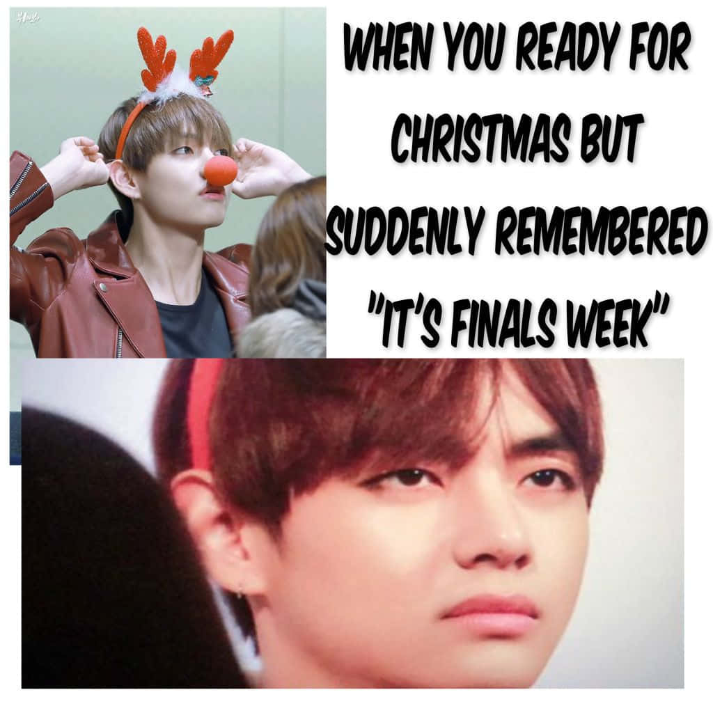 Bts Meme 桌布 壁紙 — 一名戴著馴鹿頭帶和紅鼻子的年輕男子開心地向上看，而另一張照片則顯示他帶著疲憊的表情。