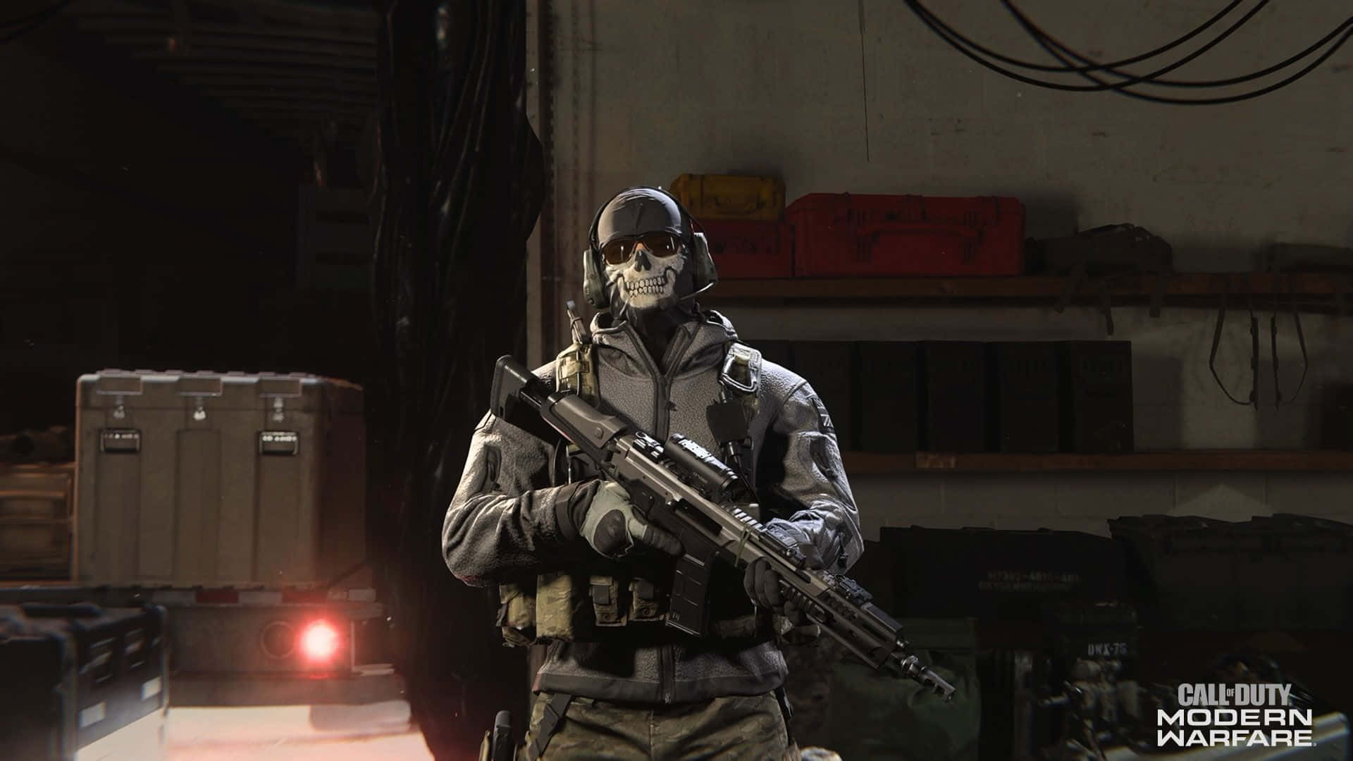 Simon Ghost Riley 桌布 壁紙 — 一名戴著骷髏面具和戰術裝備的士兵在昏暗的倉庫中持步槍，紅色燈光閃爍。