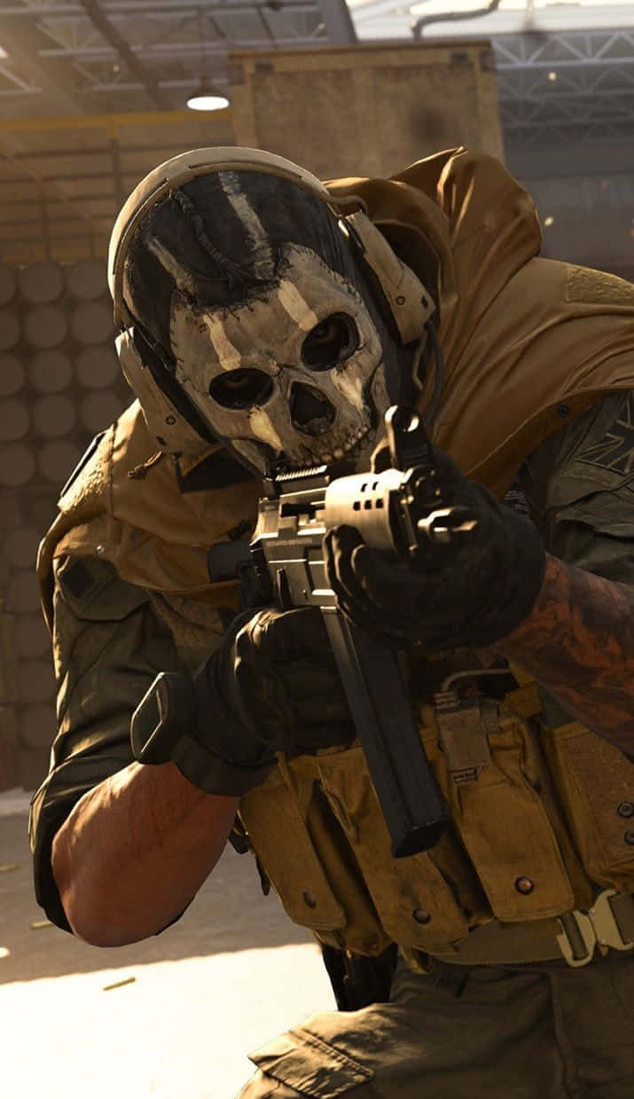 Call Of Duty Ghosts 桌布 壁紙 — 一名戴著骷髏面具和戰術裝備的士兵在陽光照射的工業倉庫中瞄準步槍。