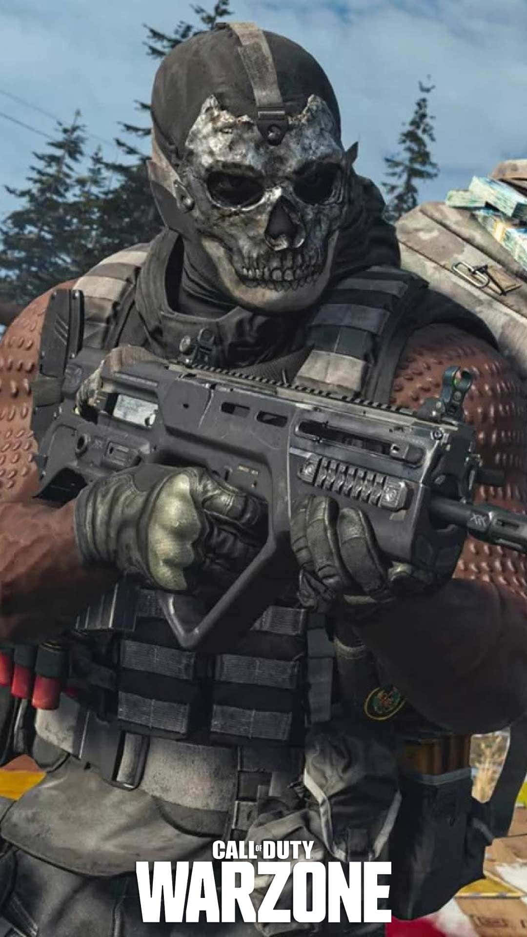 Cod Mobile Character Skins 桌布 壁紙 — 一名戴著骷髏面具和戰術裝備的士兵在森林背景下，在《決勝時刻：戰區》場景中手持槍械。