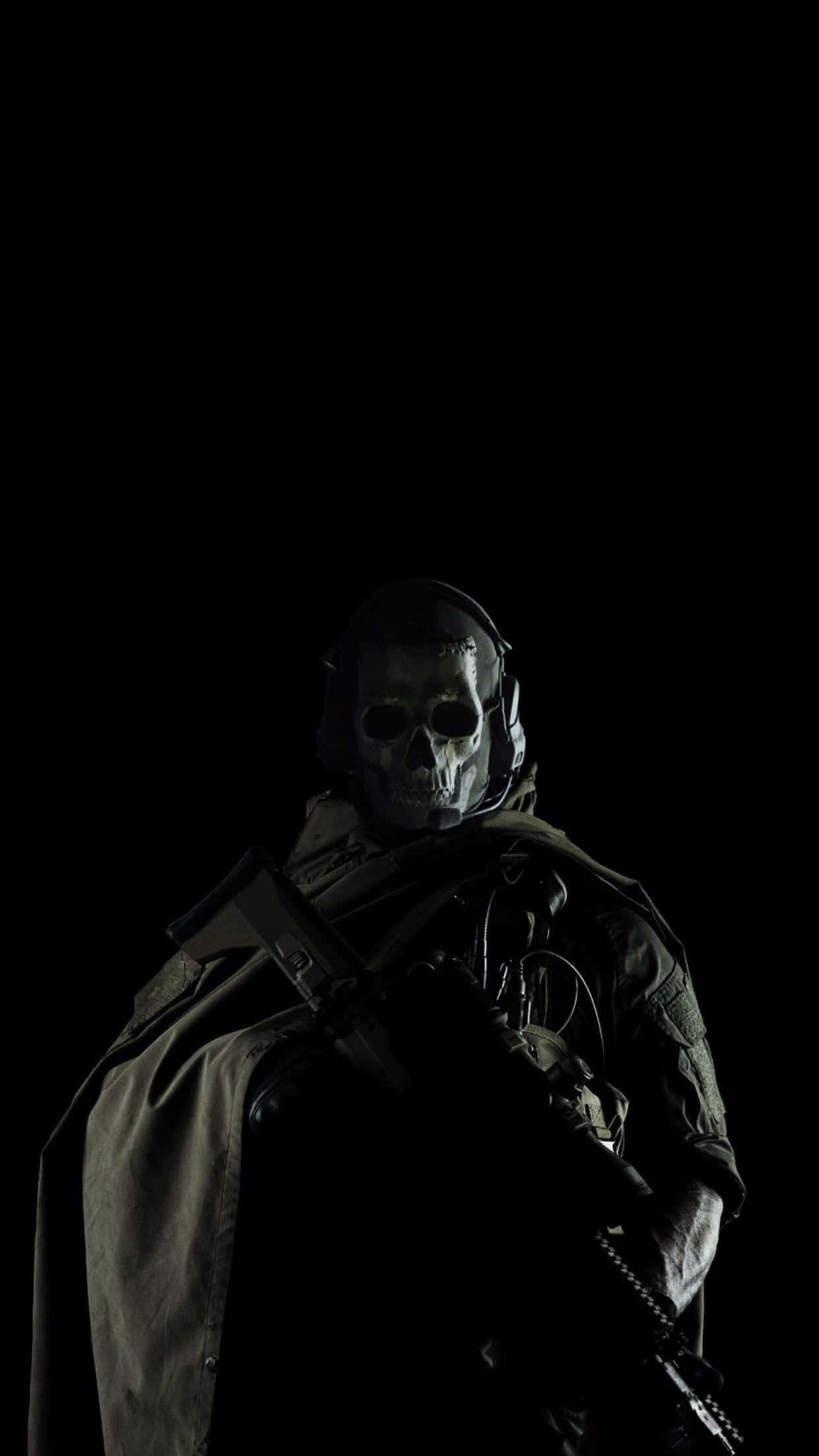 Simon Ghost Riley 桌布 壁紙 — 一名戴著骷髏面具和戰術裝備的士兵，在戲劇性燈光下以剪影形式站在黑色背景前。