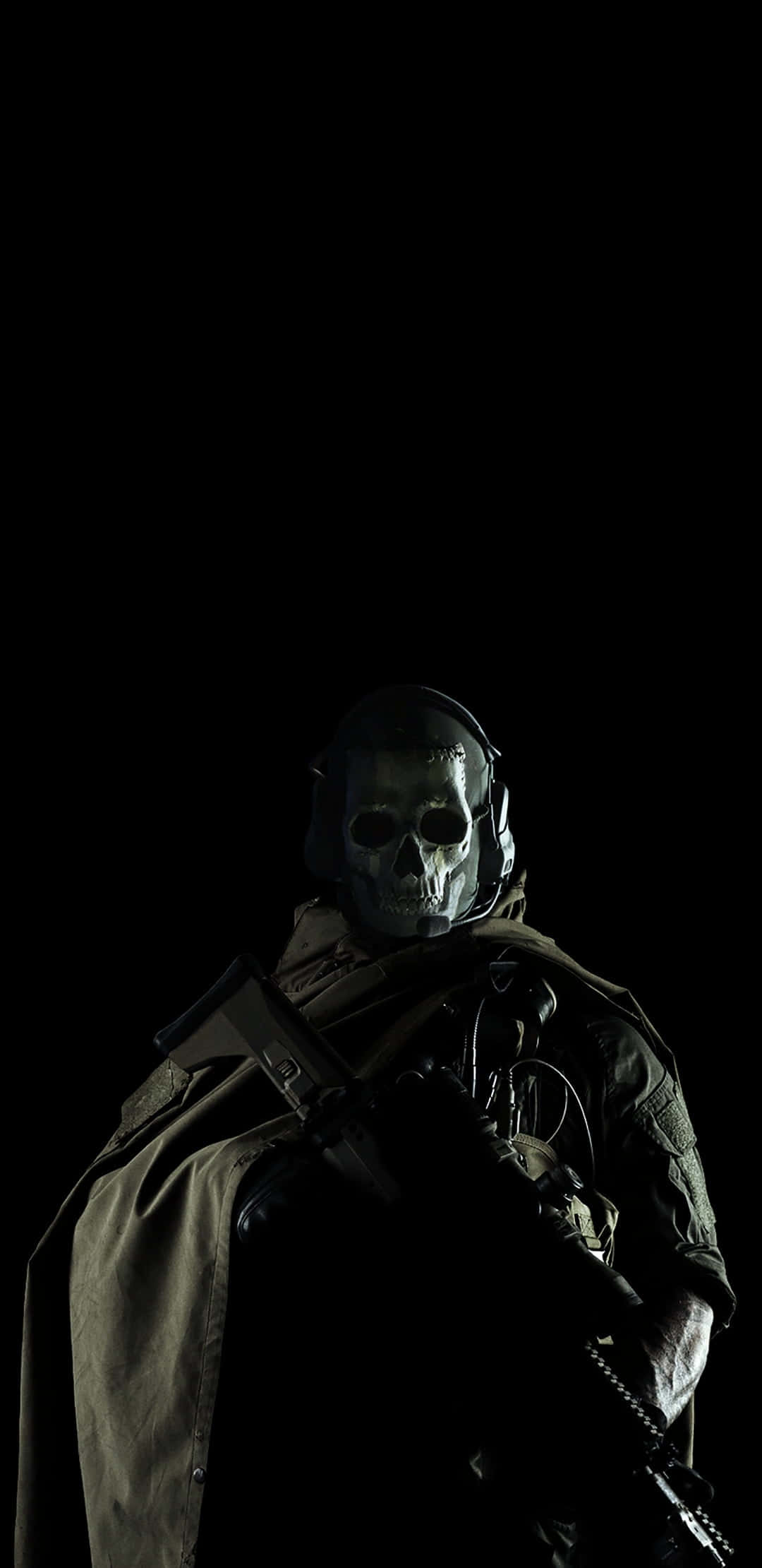 Cod Mobile Character Skins 桌布 壁紙 — 一名戴著骷髏面具和披風的士兵在戲劇性聚光燈下，於純黑背景前手持步槍。