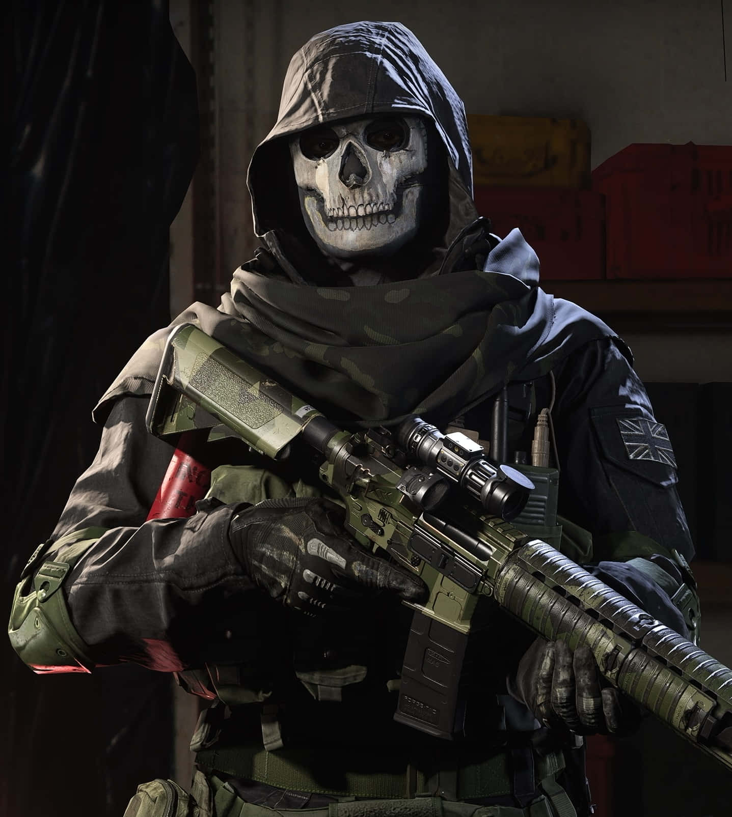Simon Ghost Riley 桌布 壁紙 — 一名戴著骷髏面具和連帽裝備的士兵在光線昏暗的工業環境中手持戰術步槍。