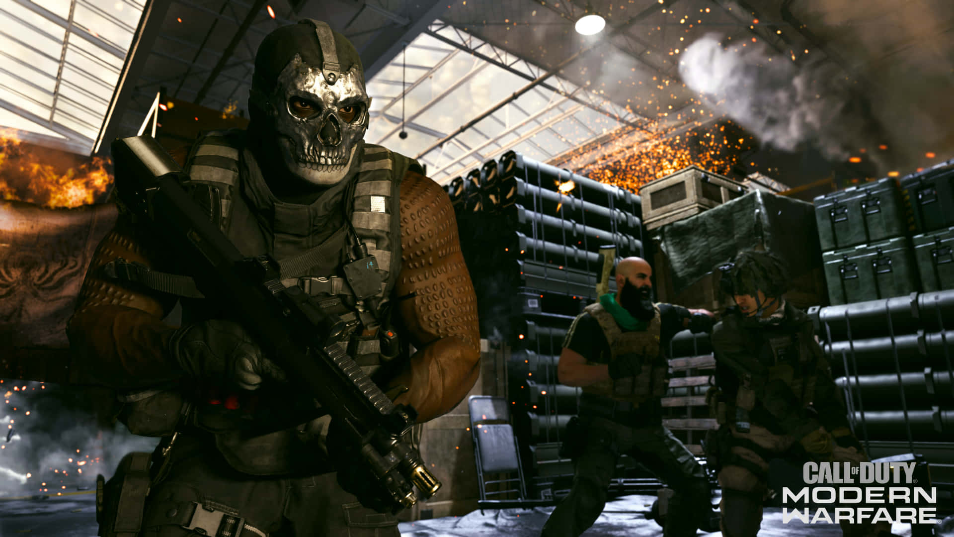 Call Of Duty Ps4 桌布 壁紙 — 一名戴著骷髏頭盔的蒙面士兵穿過燃燒的倉庫，火花四濺，隊友在他身後戰鬥。
