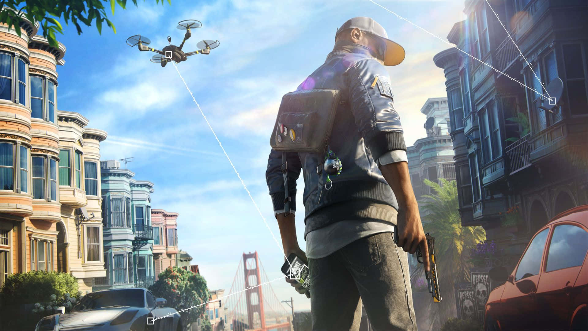 Open-world Games 桌布 壁紙 — 一名戴著鴨舌帽和揹著背包的男子站在陽光明媚的三藩市街道上，一架無人機在他頭頂上空盤旋，靠近金門大橋。