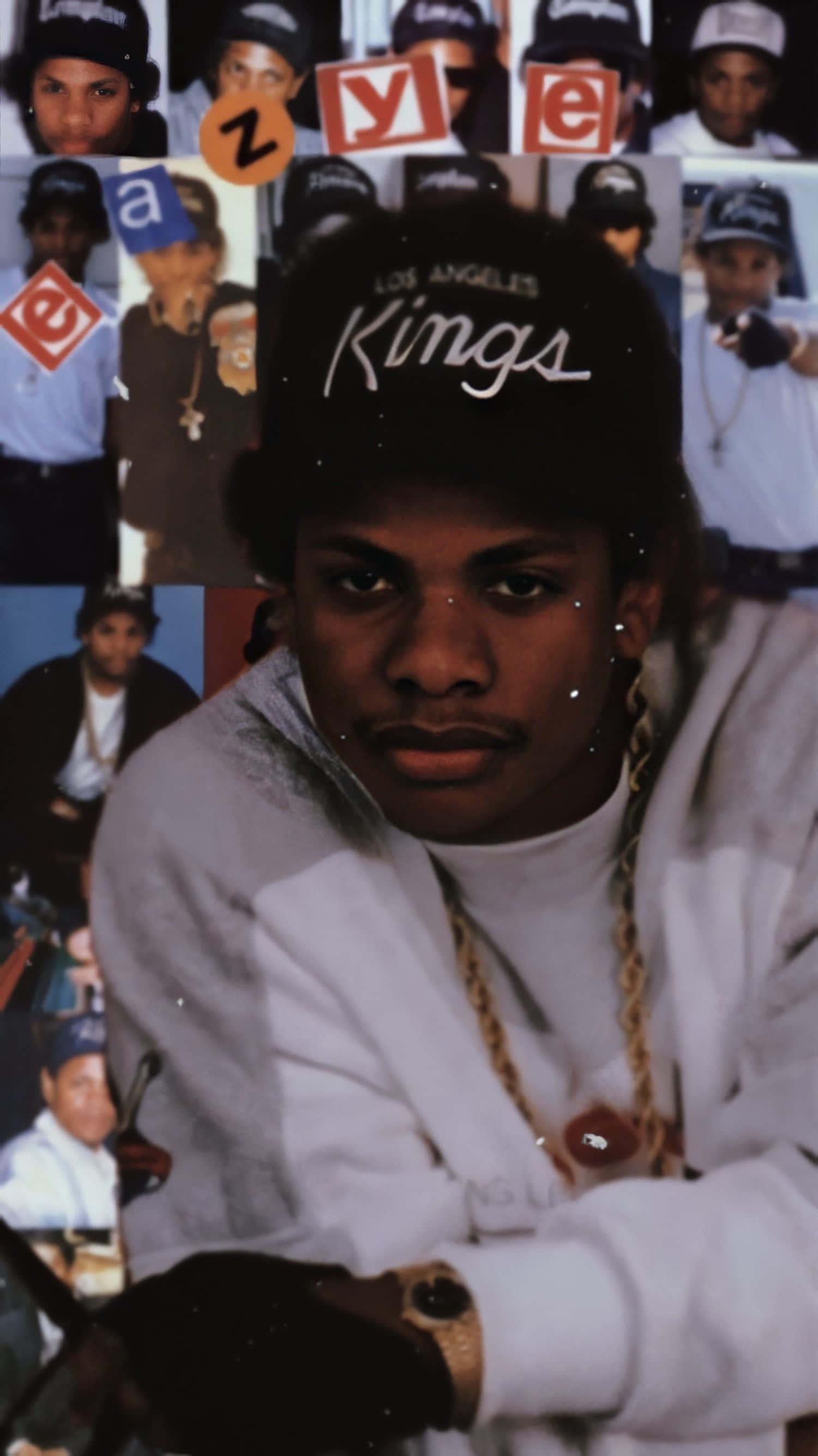 Eazy E 桌布 壁紙 — 一名戴著黑色洛杉磯國王隊帽子和白色連帽衫的年輕男子，在由自己的臉和彩色字母組成的拼貼畫背景下，強烈地凝視著鏡頭。