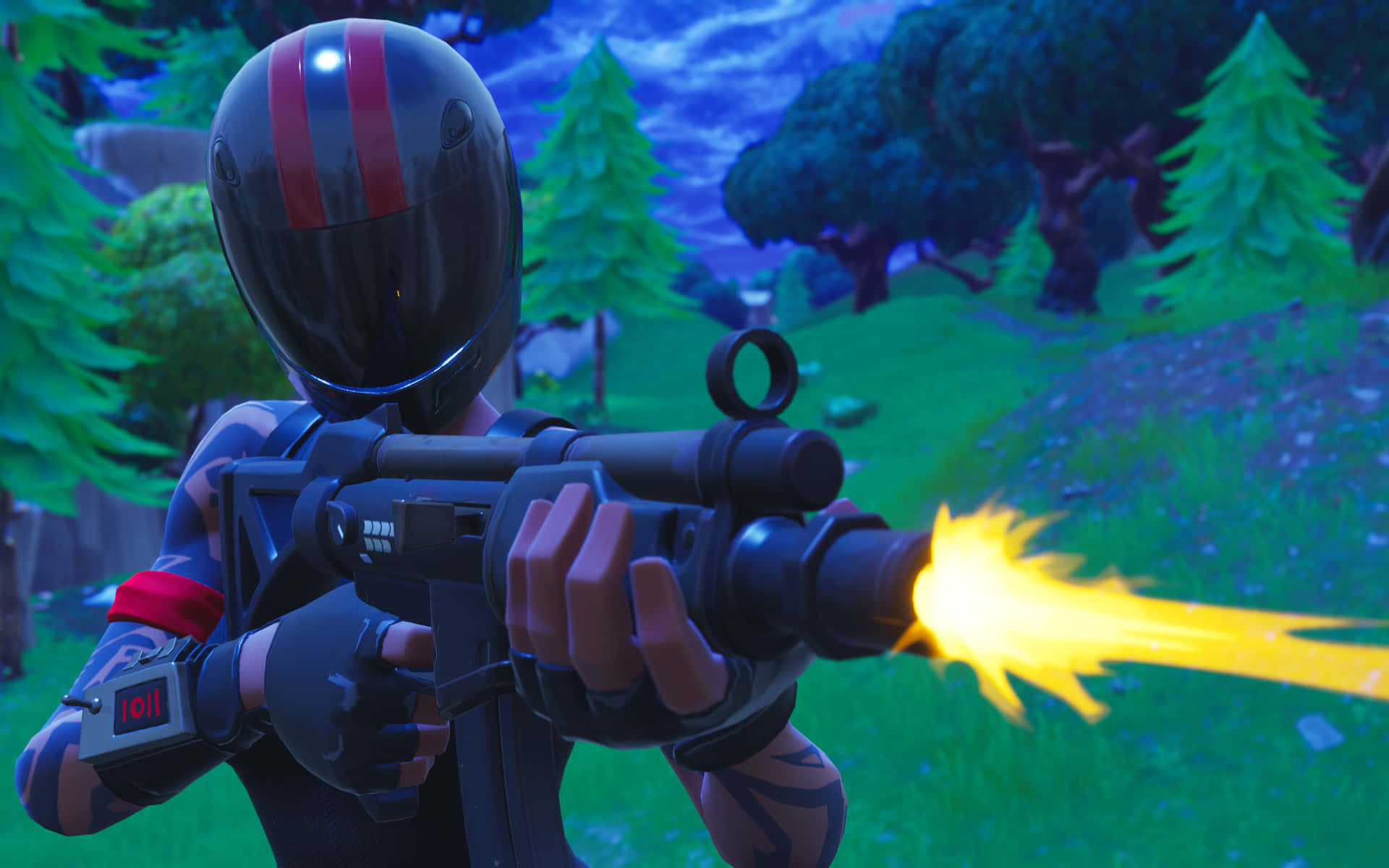 要塞英雄 大逃殺 桌布 壁紙 — 一名戴著黑色頭盔的Fortnite玩家在黃昏時分的充滿活力的森林中發射發光的黃色武器。