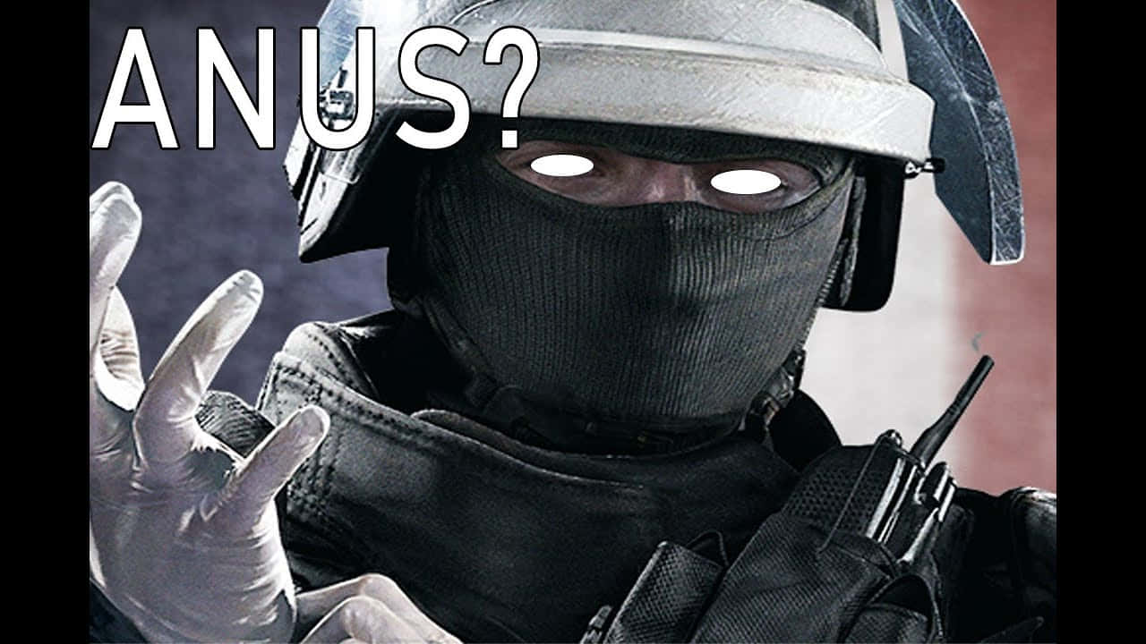 Rainbow Six Siege Doc 桌布 壁紙 — 一名戴面具的士兵身穿戰術裝備，眼睛發光並帶有無線電，舉起手做出疑問手勢。