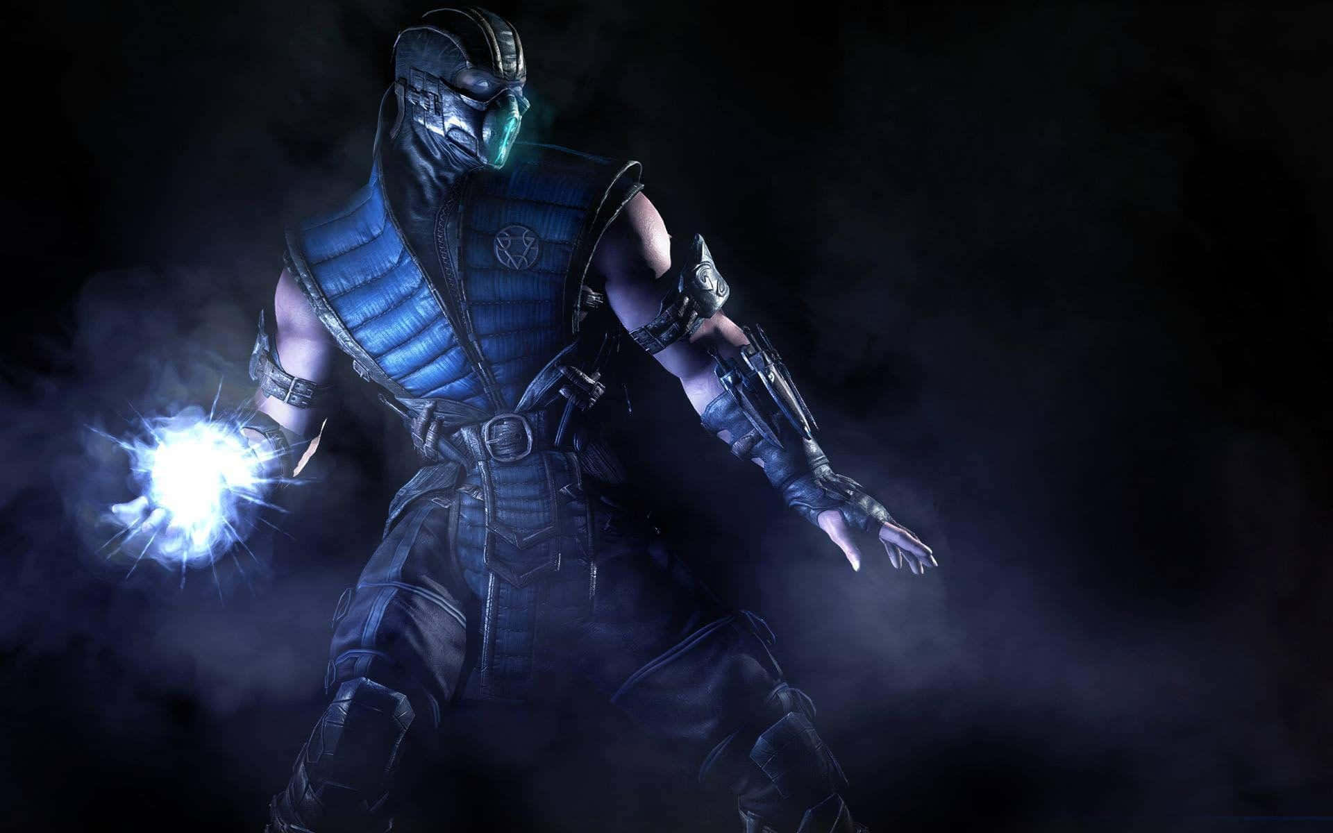 Mortal Kombat X 桌布 壁紙 — 一名戴面具的戰士身穿暗色盔甲，在煙霧瀰漫、光線昏暗的場景中引導發光的藍色能量。