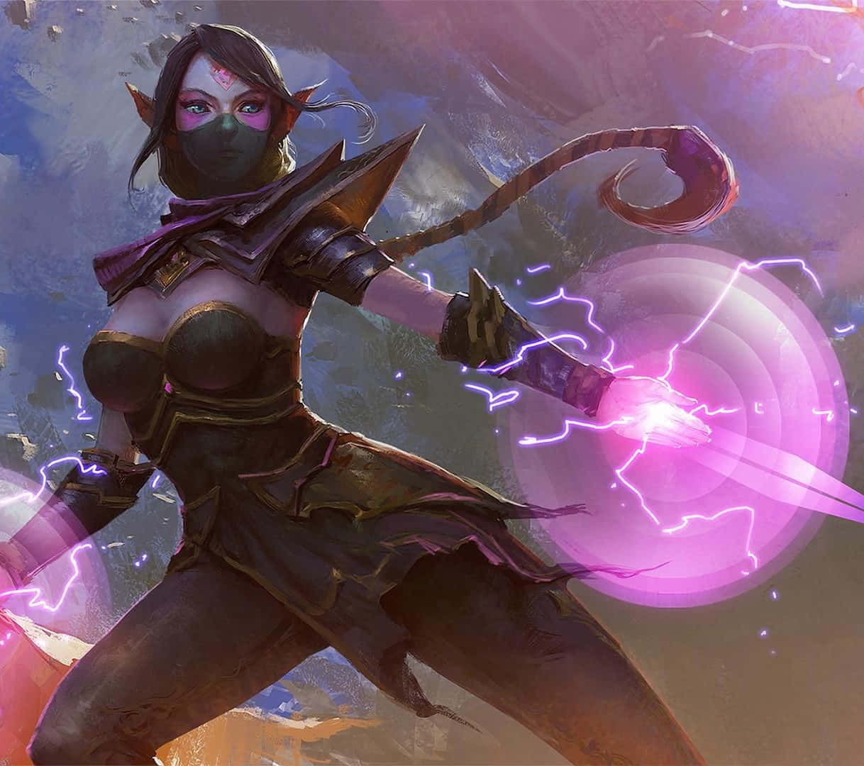 Templar Assassin 桌布 壁紙 — 一名戴面具的精靈戰士將噼啪作響的紫色閃電導入發光球體，同時揮舞著彎曲的刀刃。