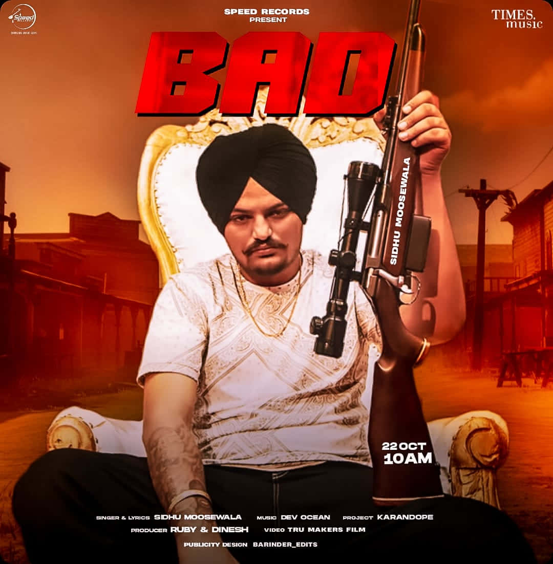 Sidhu Moose Wala 桌布 壁紙 — 一名戴頭巾的男子威嚴地坐在金色寶座上，手持步槍，背景是塵土飛揚的西部小鎮。