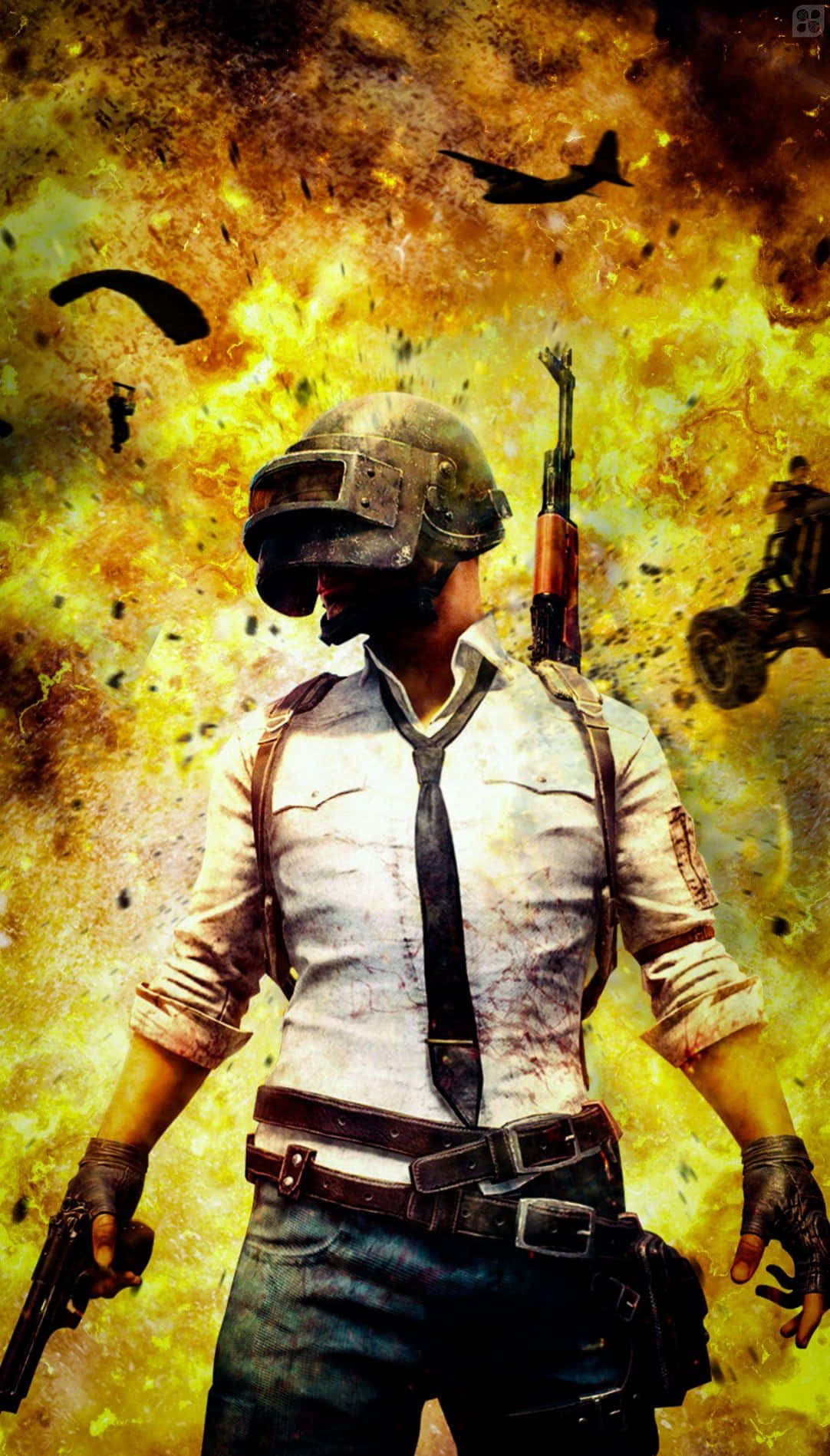 PUBG 桌布 壁紙 — 一名戴頭盔和領帶的士兵，在背景有降落傘和車輛的火爆爆炸中，挑釁地站立。