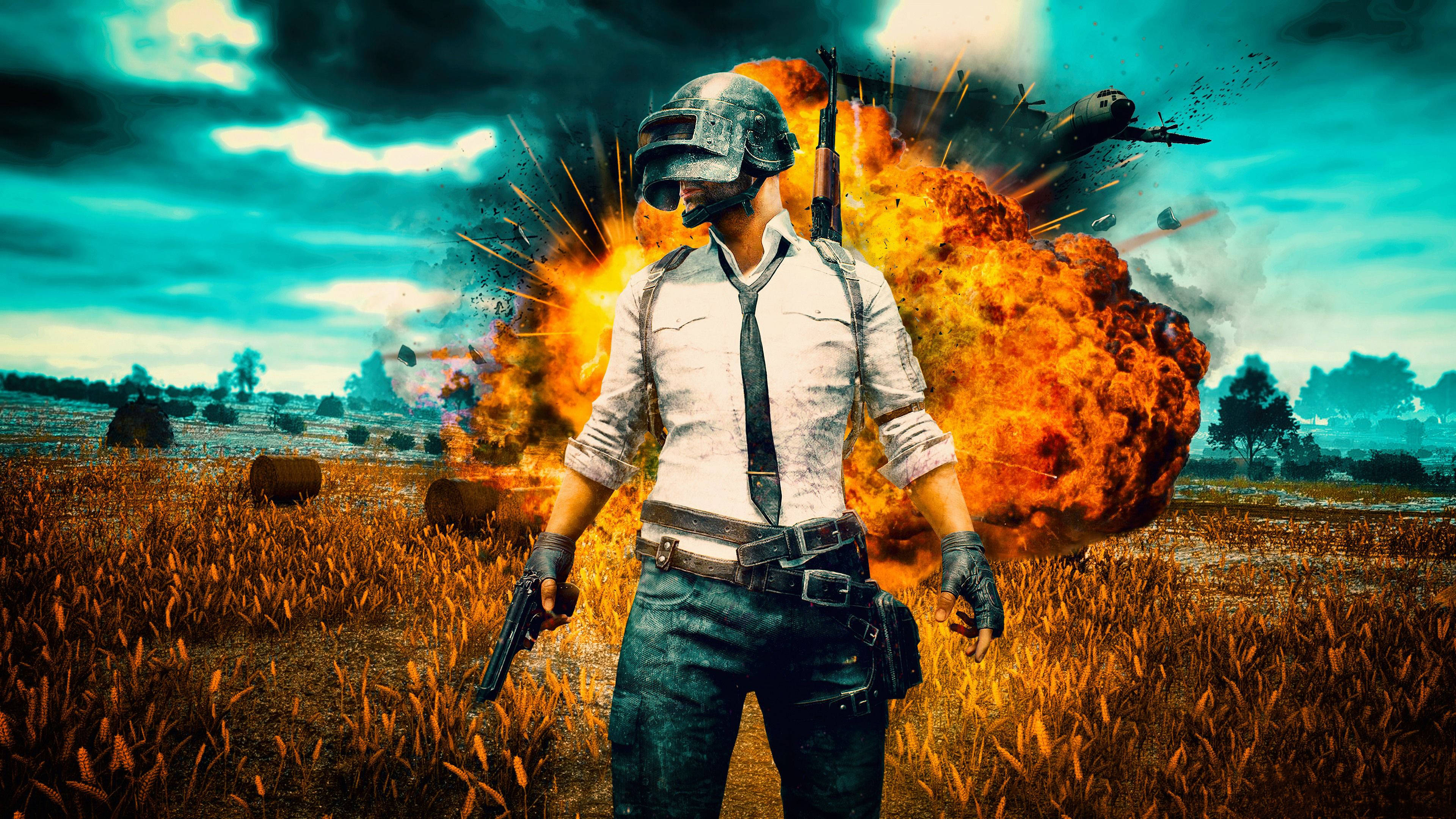 PUBG 桌布 壁紙 — 一名戴頭盔和領帶的士兵平靜地站在麥田裡，身後在暴風雨的天空下發生巨大爆炸。