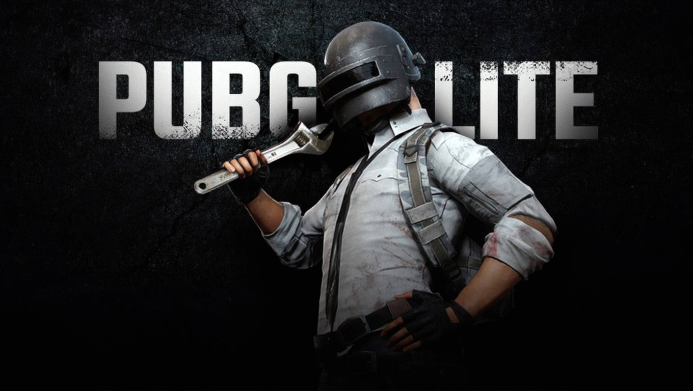 PUBG 桌布 壁紙 — 一名戴頭盔的士兵在黑暗粗糙的背景中拿著扳手，並帶有「PUBG LITE」文字。