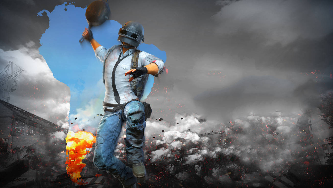 pubg mobile 桌布 壁紙 — 一名戴頭盔穿牛仔褲的玩家，在風暴天空中跳躍，手持煎鍋於熾熱爆炸之上。