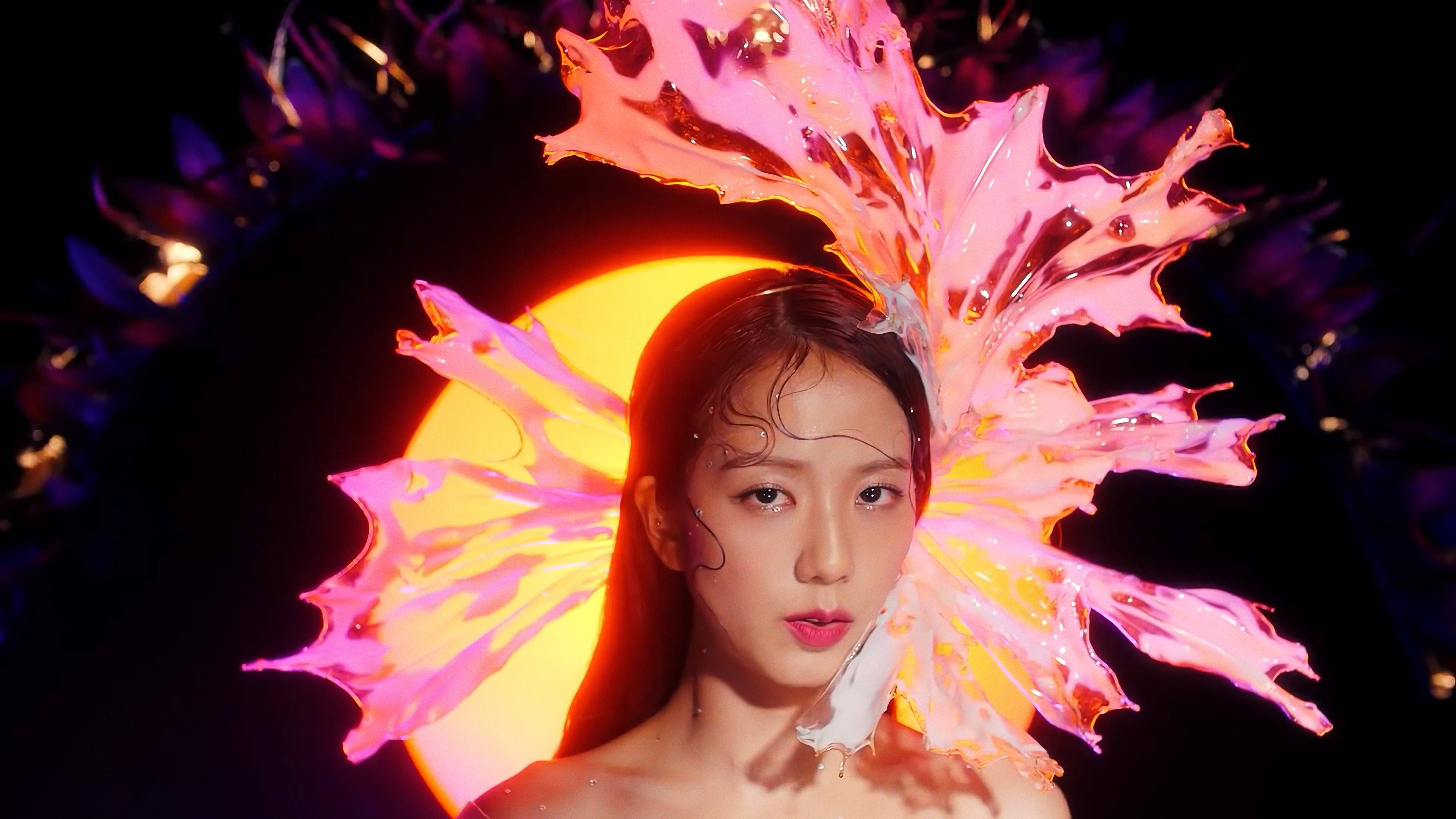 《Kill This Love》Jisoo 壁紙 — 一名擁有發光粉紅色液體翅膀的女性，在黑暗奇幻場景中，於燦爛的橙色太陽光環前出現。