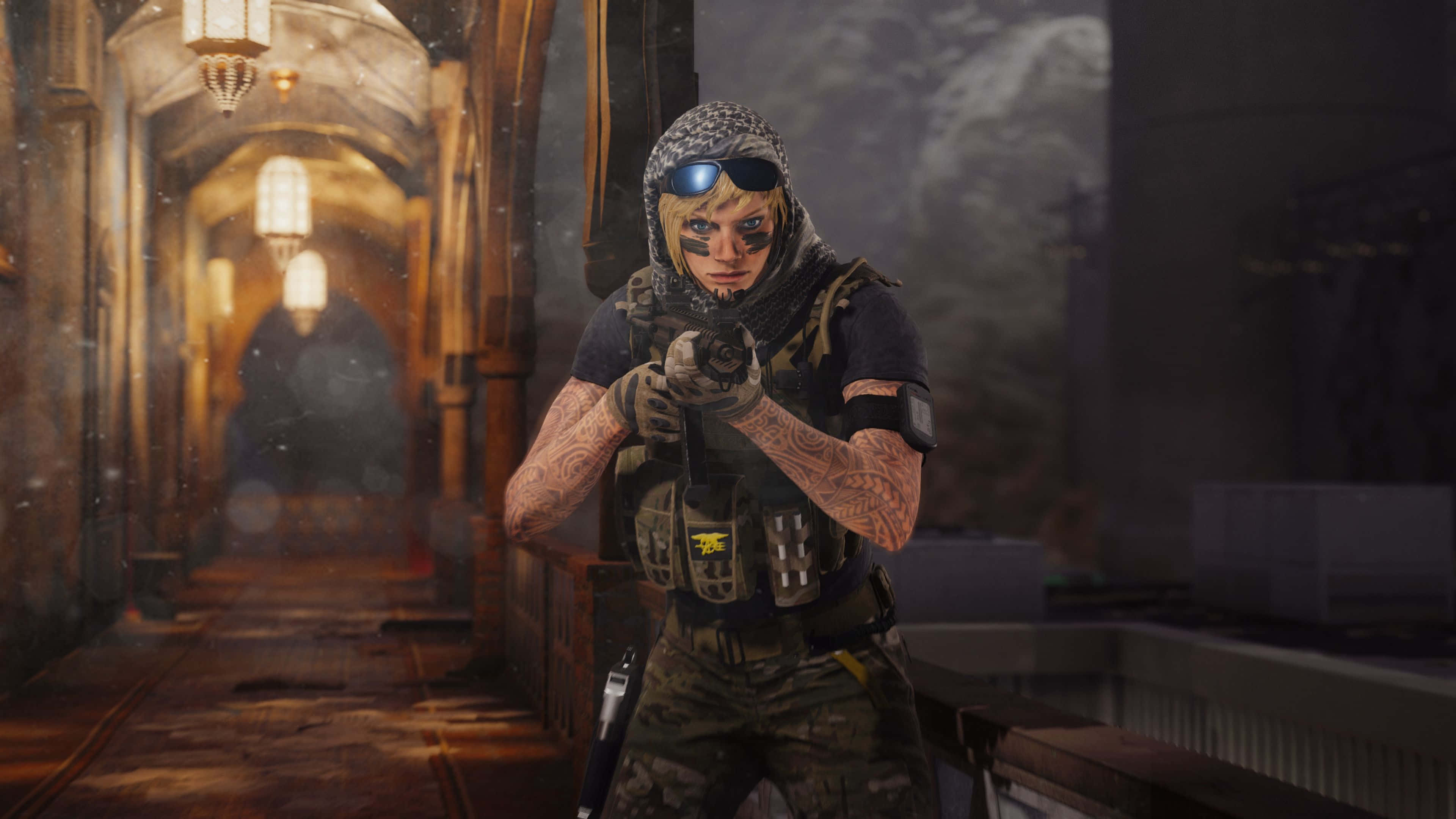 Rainbow Six Siege Valkyrie 桌布 壁紙 — 一名有紋身和護目鏡的戰術士兵，沿著一條昏暗的石頭走廊瞄準步槍，走廊上掛著燈籠。