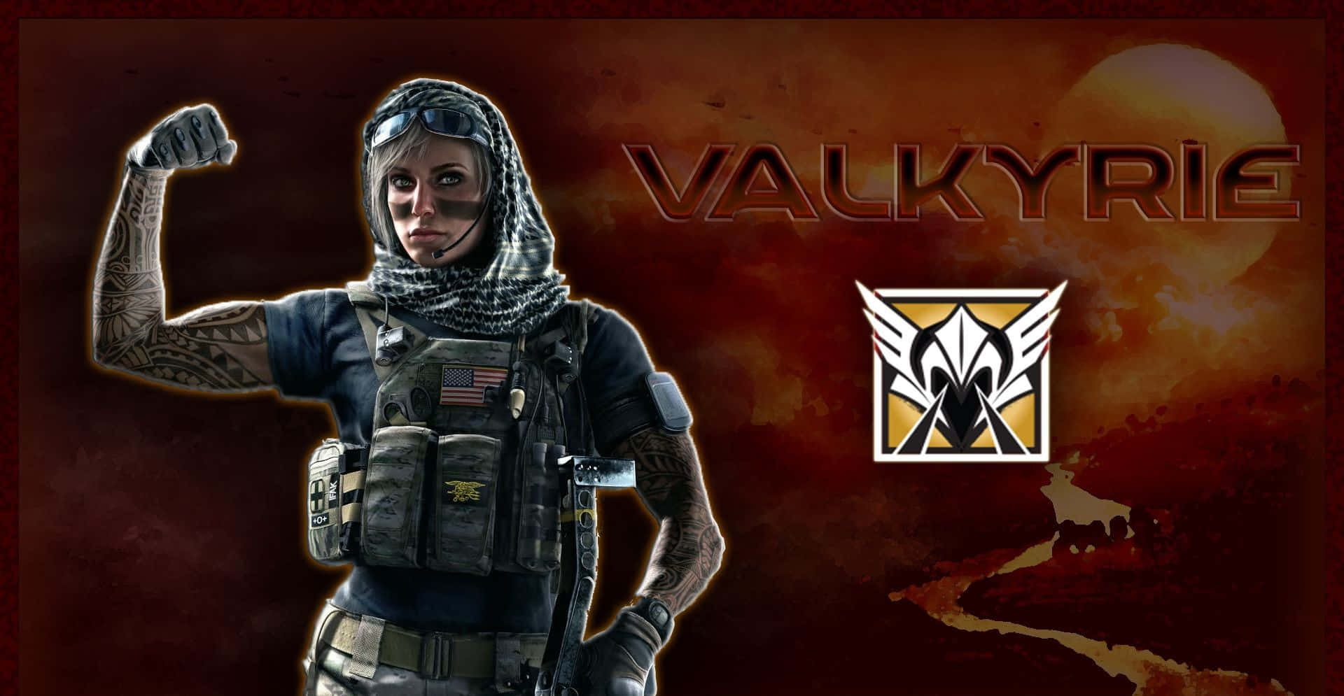 Rainbow Six Siege Valkyrie 桌布 壁紙 — 一名有紋身的女兵穿著戰術裝備，在熾熱的日落背景下彎曲手臂，並帶有「VALKYRIE」和有翼標誌。
