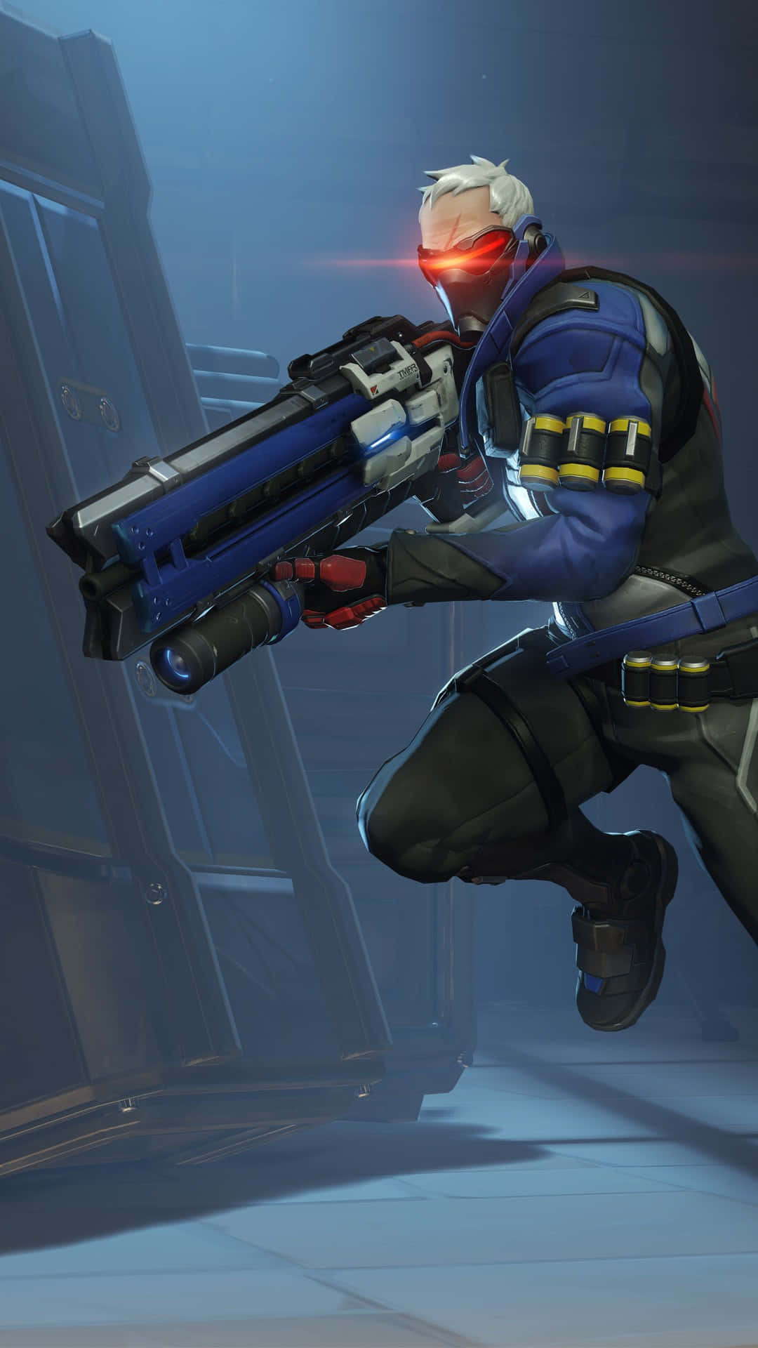 Soldier 76 桌布 壁紙 — 一名未來戰士，擁有發光的紅色眼睛和白色頭髮，在昏暗的金屬走廊中蹲下瞄準一把大型藍色武器。