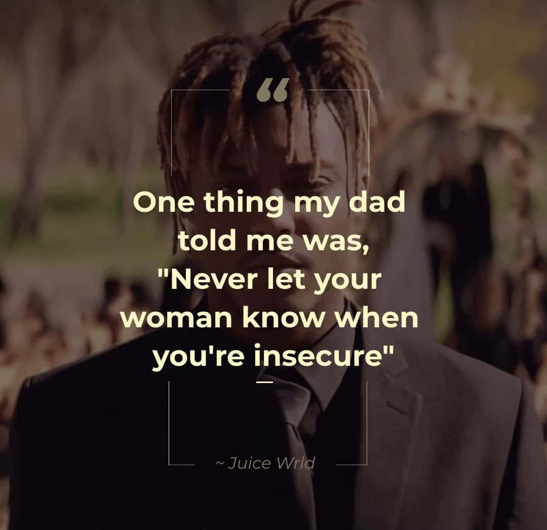 Juice Wrld Quotes 桌布 壁紙 — 一名梳著辮子頭、身穿西裝的男子若有所思地凝視著，Juice WRLD 的語錄疊加在圖像上。