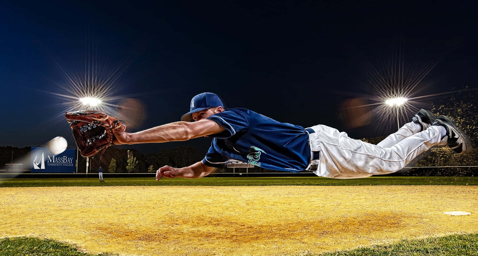 Cool Baseball 桌布 壁紙 — 一名棒球運動員在夜間於金色內野的明亮體育場燈光下撲接球。