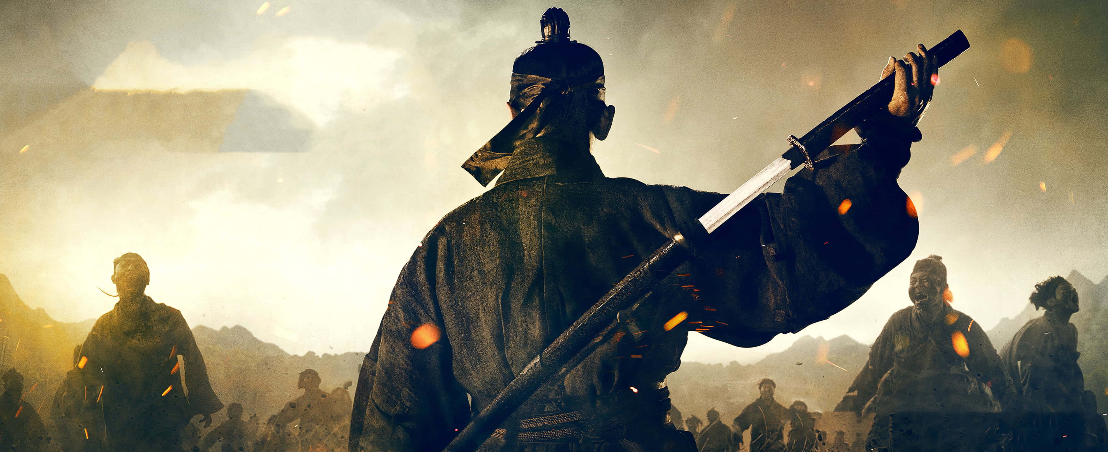 Kingdom 桌布 壁紙 — 一名武士戰士背對金色夕陽站立，手持武士刀，火花在他周圍飛舞，遠處有士兵。