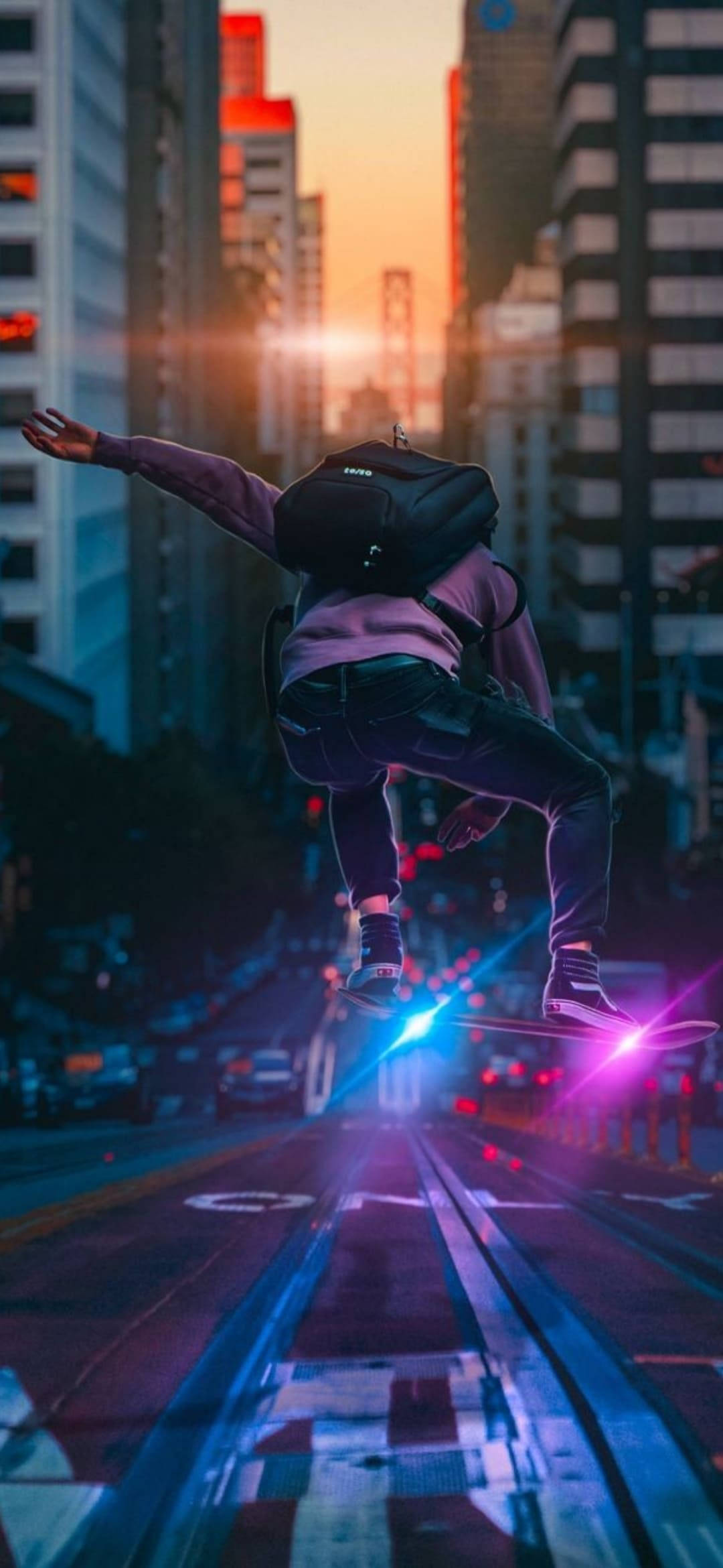 Coolest 桌布 壁紙 — 一名滑板手在日落時分飛躍霓虹閃爍的城市街道，滑板下留下發光的軌跡。