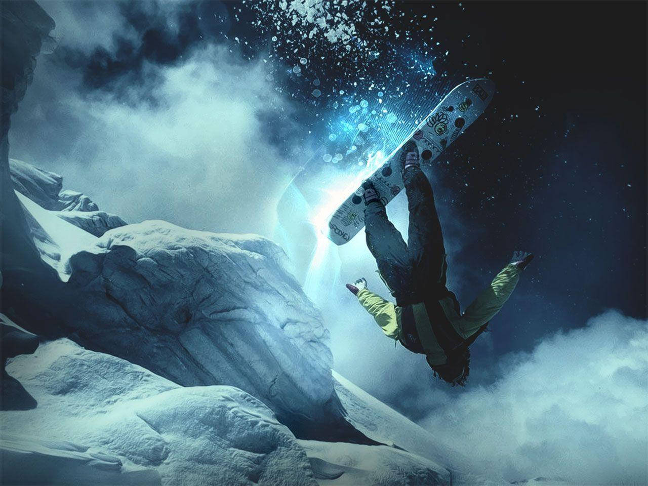 冬天 桌布 壁紙 — 一名滑雪板運動員在發光的藍色極光下，於積雪懸崖上表演倒轉空中特技。